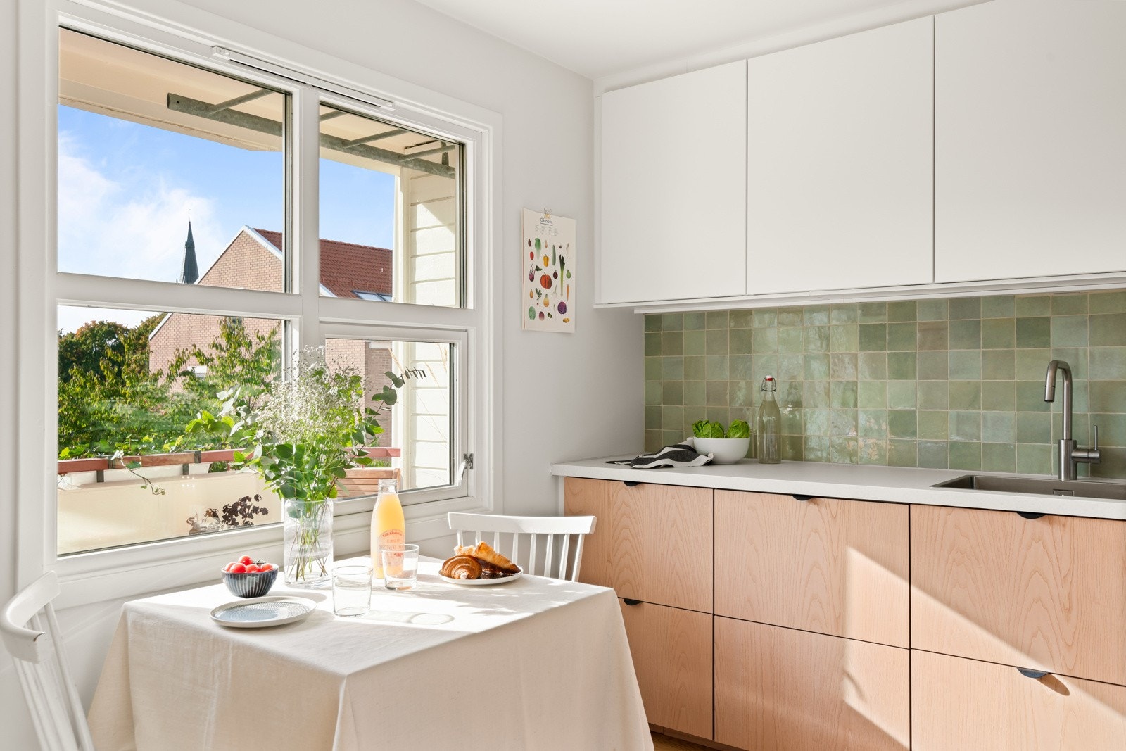 Kjøkkenet har også plass til et lite spisebord. Galleribilde