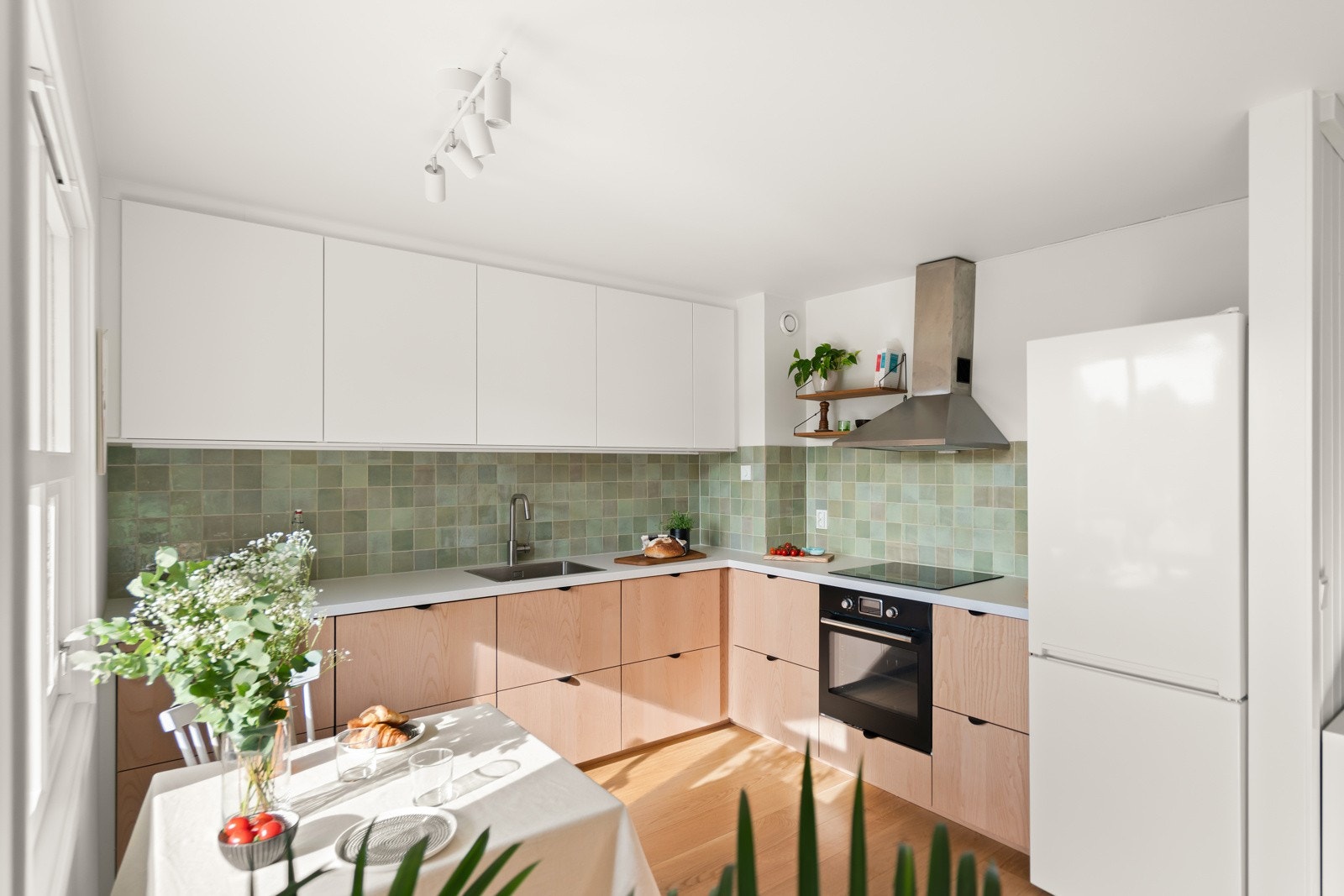 Boligen har et helt nytt, lekkert kjøkken med en praktisk åpen løsning i L-form. Galleribilde