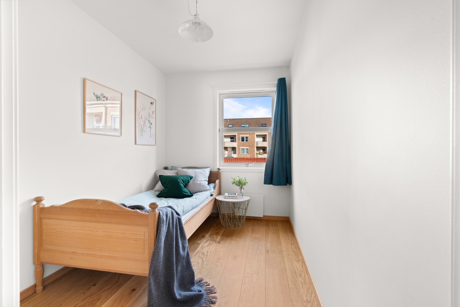 Passer godt som barnerom som er dagens bruk, men også som kontor og gjesterom. Galleribilde