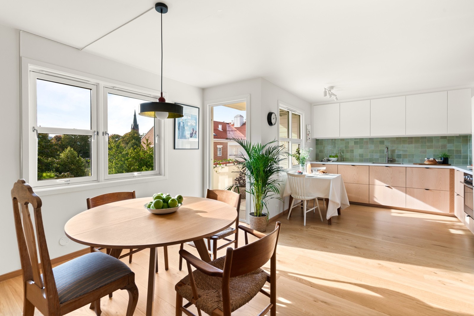 Denne leiligheten byr på en sosial og åpen stue- og kjøkkenløsning som er perfekt for både hverdagsliv og underholdning. Galleribilde