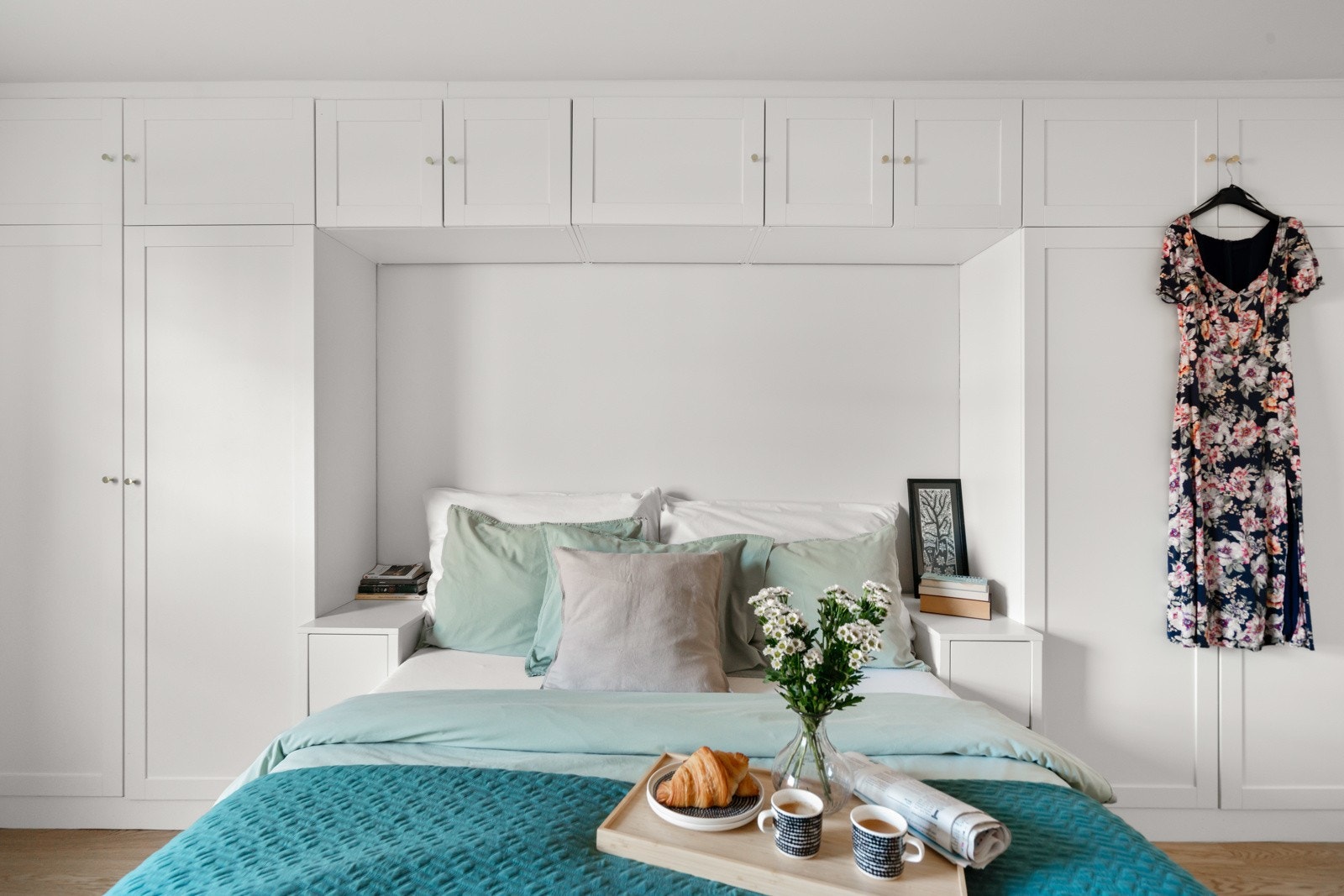 Rikelig med lagringsplass med garderobe fra vegg til vegg og over sengen. Galleribilde