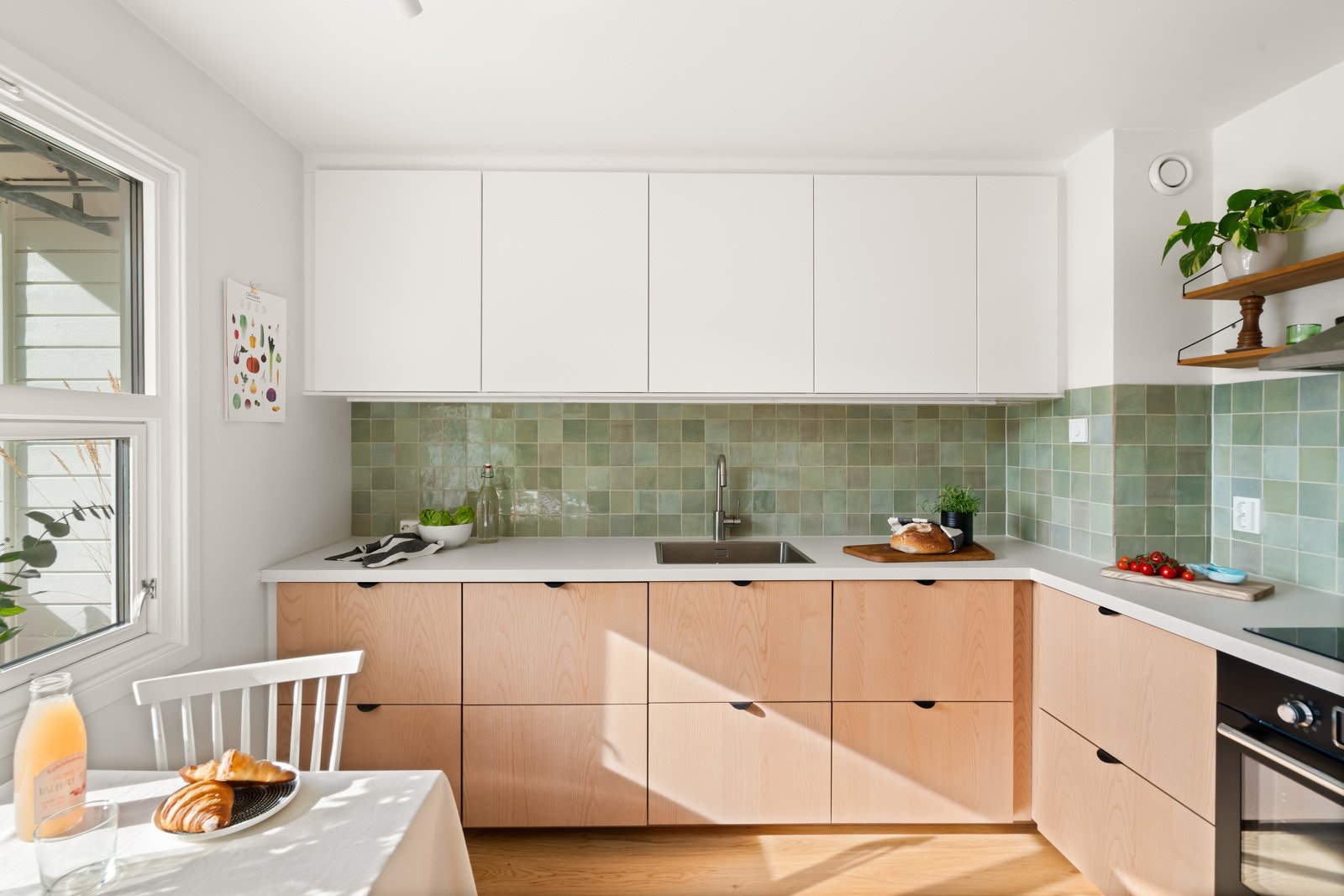 Kjøkkenet har en moderne stil og er utstyrt med hvitevarer fra IKEA og har stilige fronter fra Superfront, som gir et elegant og moderne uttrykk. Galleribilde