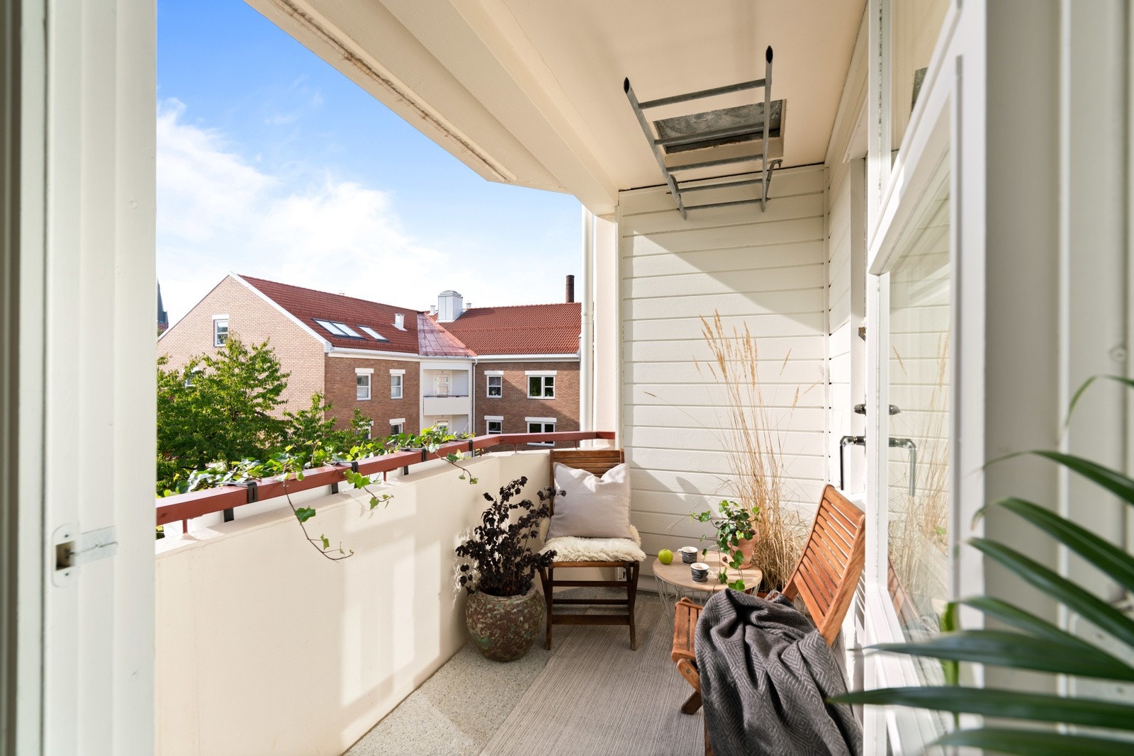 Fra stuen er det adkomst til balkongen som ligger sørvendt med sol hele dagen. Galleribilde