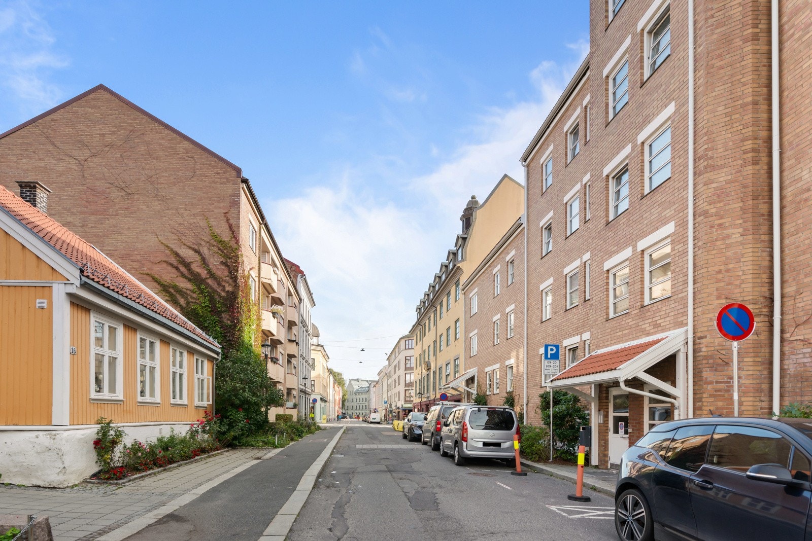 Nærområet består av noen gamle hyggelige trehus, her gredehuset som kan leies, og blokkbebyggelse. Galleribilde