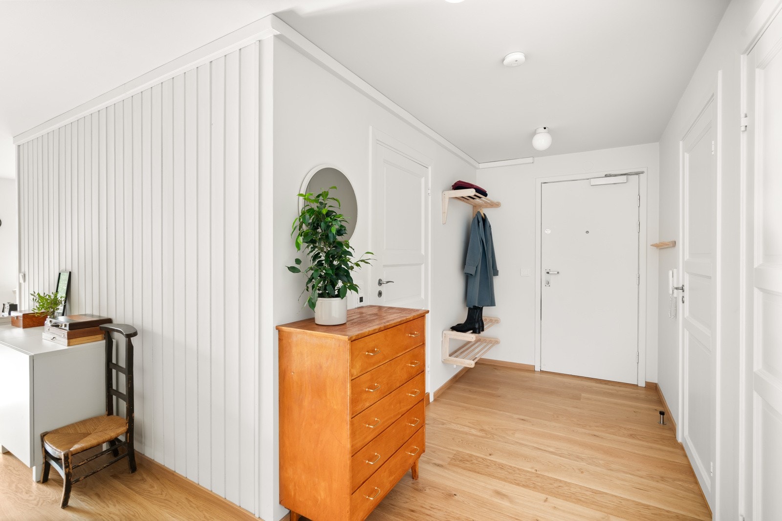 Velkommen inn. Entréen gir et lyst og romslig førsteinntrykk. God plass til oppbevaring av sko og yttertøy. Galleribilde