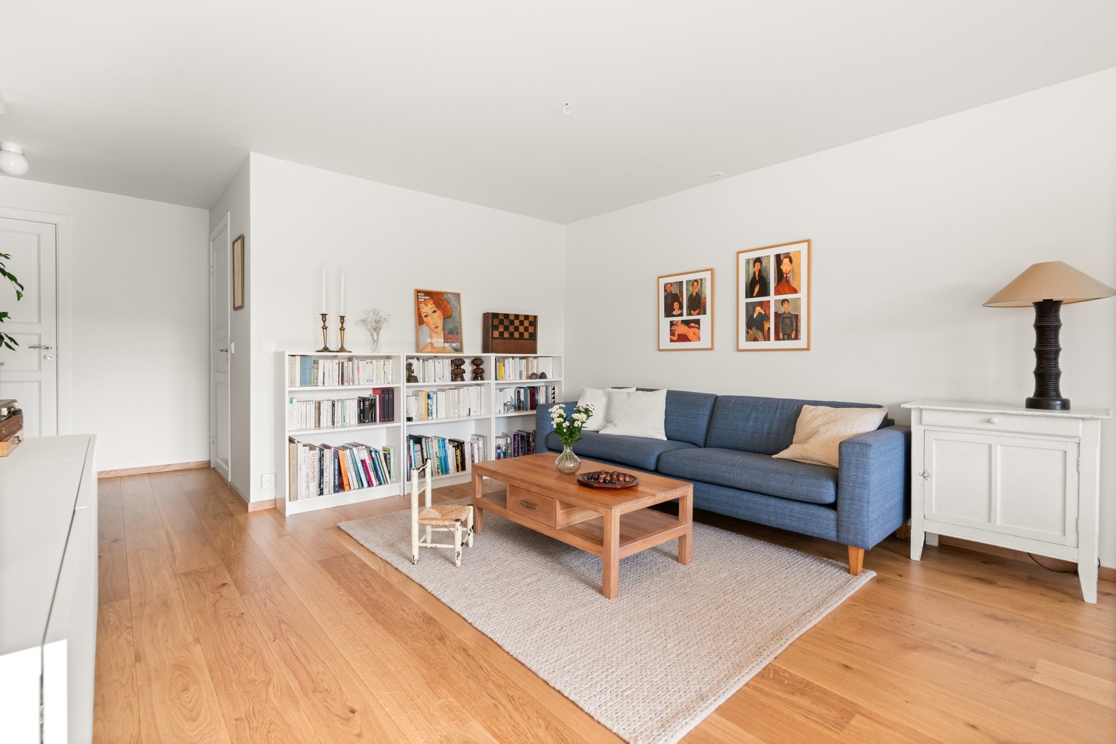 Her er det god plass til en komfortabel sofagruppe. Galleribilde