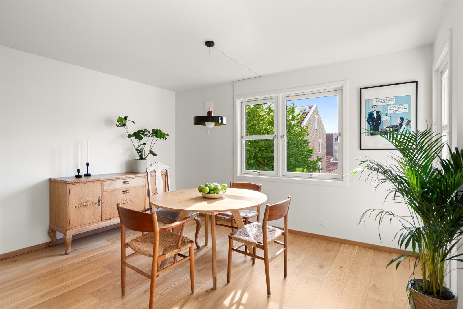 Her er det god plass til en spisestue rett foran vinduene med flott utsyn. Galleribilde