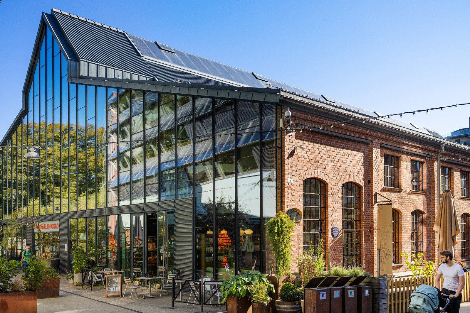 Mathallen ligger 5 minutters gange unna leiligheten og byr på ferske råvarer av høy kvalitet og har mange spennende spisesteder å by på. Galleribilde