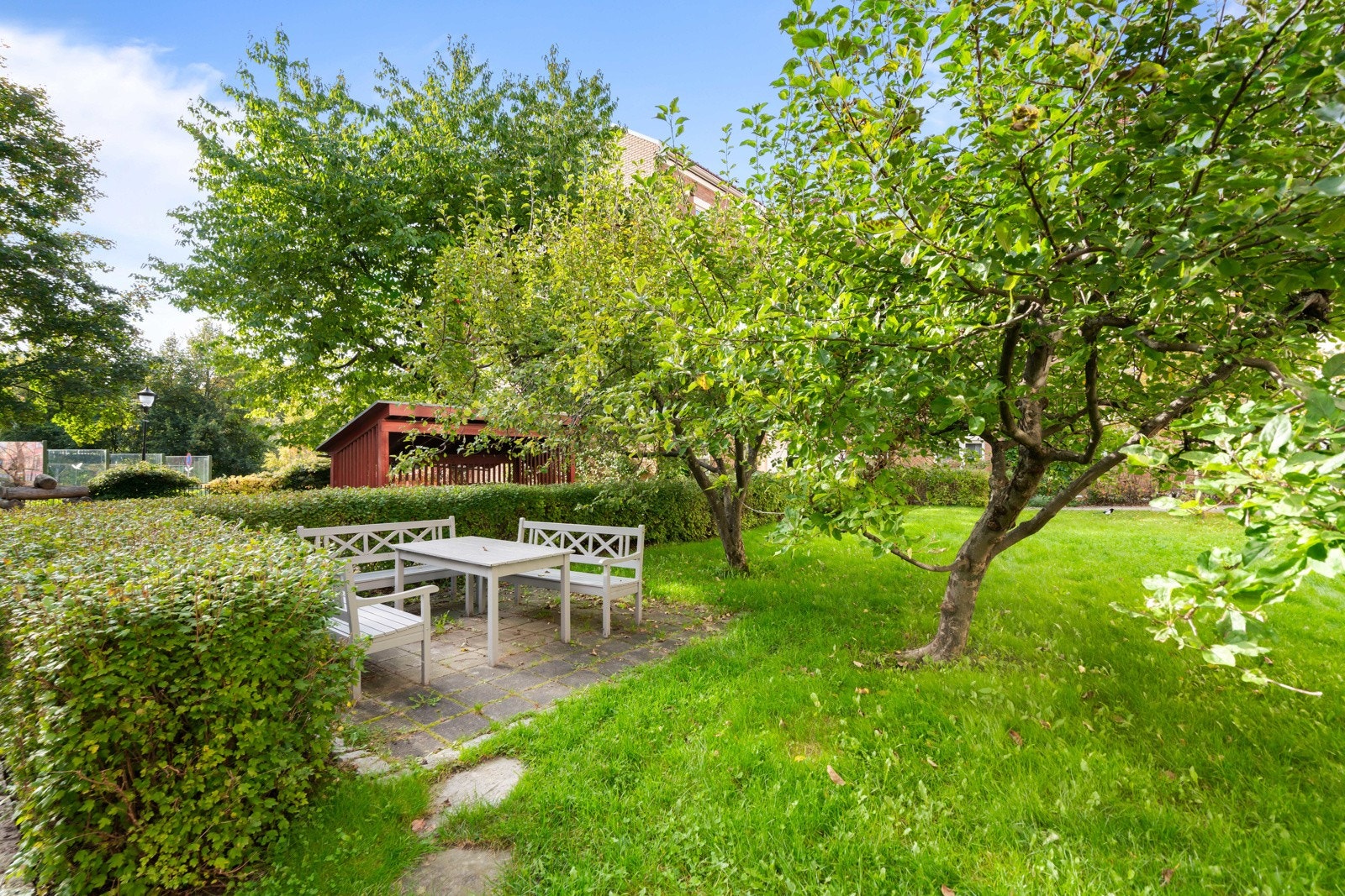 Borettslaget har flotte utearaler med gressplen, variert beplantning, utemøbler og lekeaparater. Galleribilde