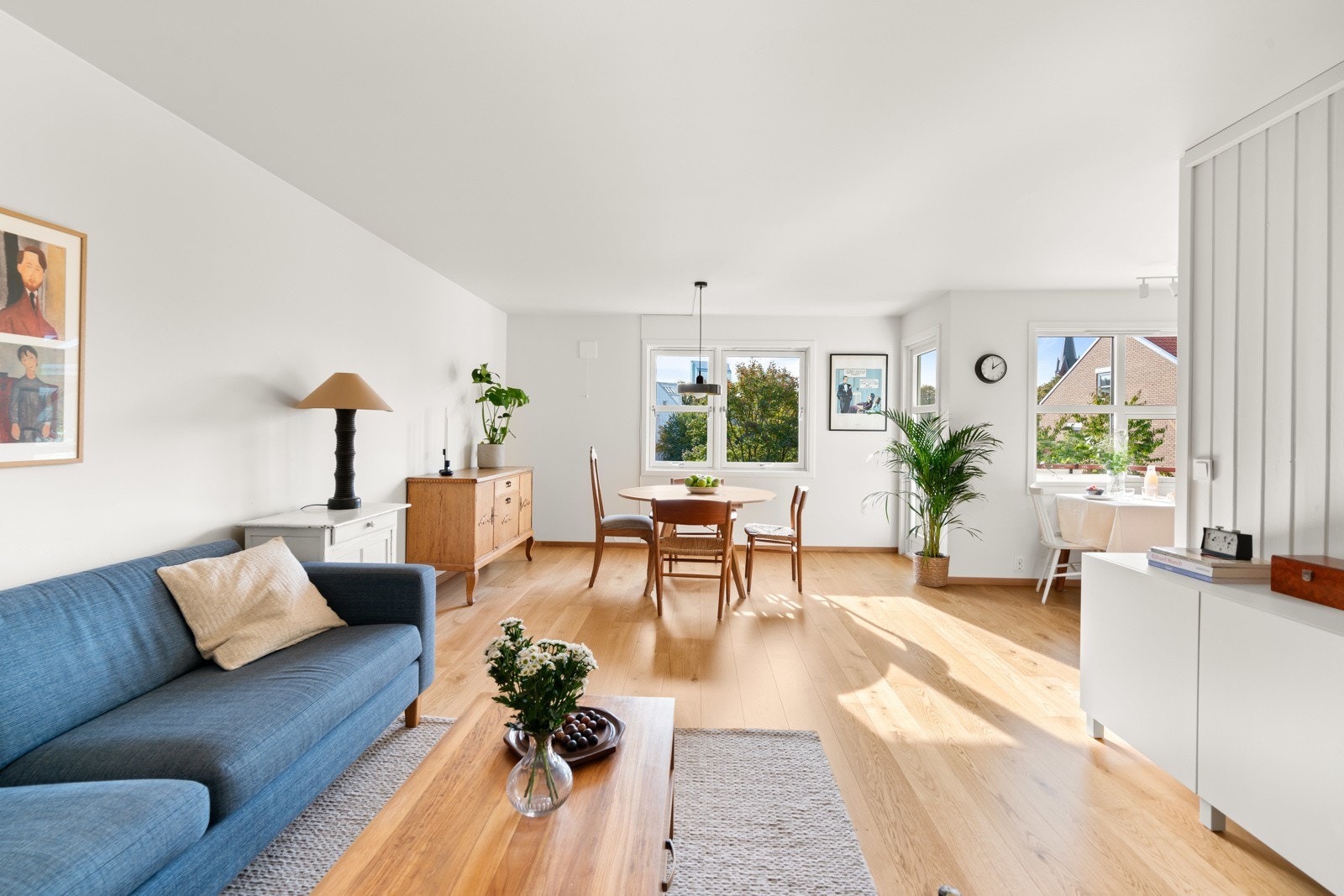 Store vinduer og en gjennomgående planløsning gir fantastiske lysforhold i stuen. Galleribilde