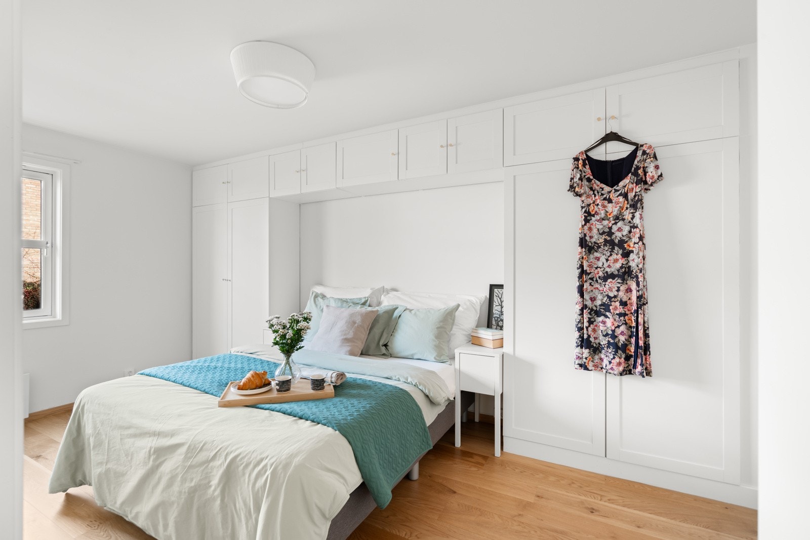 Romslig hovedsoverom med god plass til dobeltseng og stor garderobe. Galleribilde