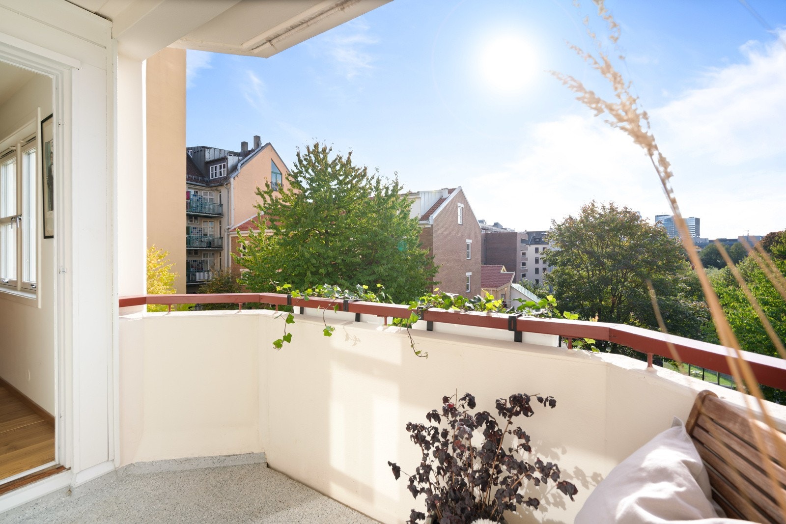 Balkongen har hyggelig utsyn til den prisbelønte bakgården. Galleribilde