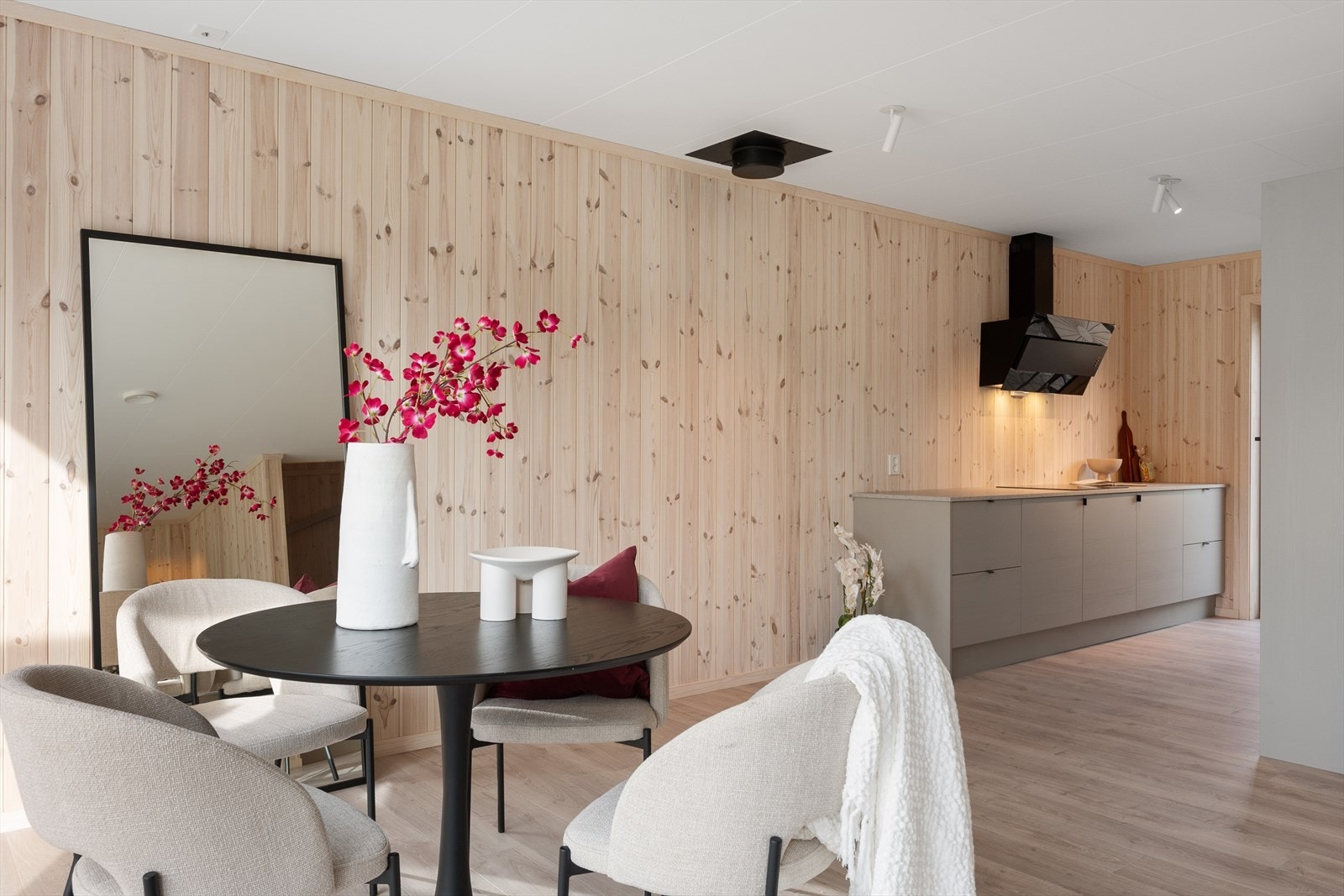 Stuen er av god størrelse og har åpen kjøkkenløsning. Planløsningen gjør likevel at det er et naturlig skille mellom rommene. Galleribilde