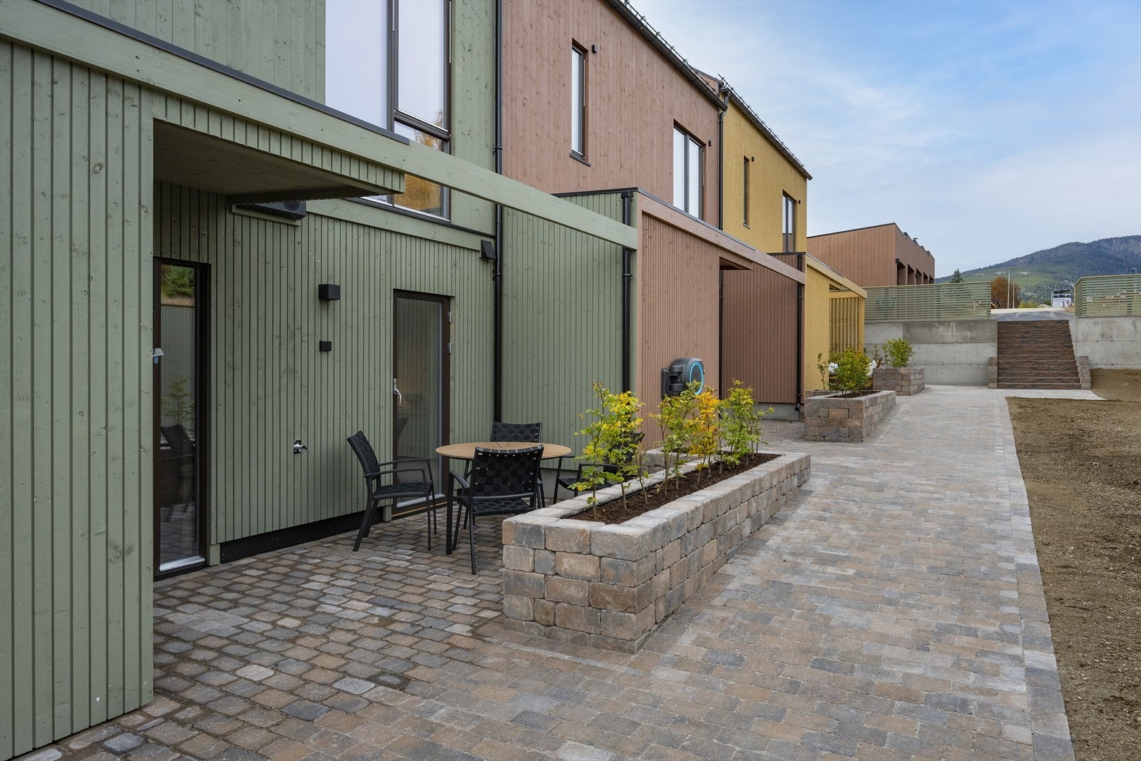 Utenfor kjøkkenet er den en steinlagt sone med plass til utemøblement - perfekt for å nyte morgenkaffen! Galleribilde