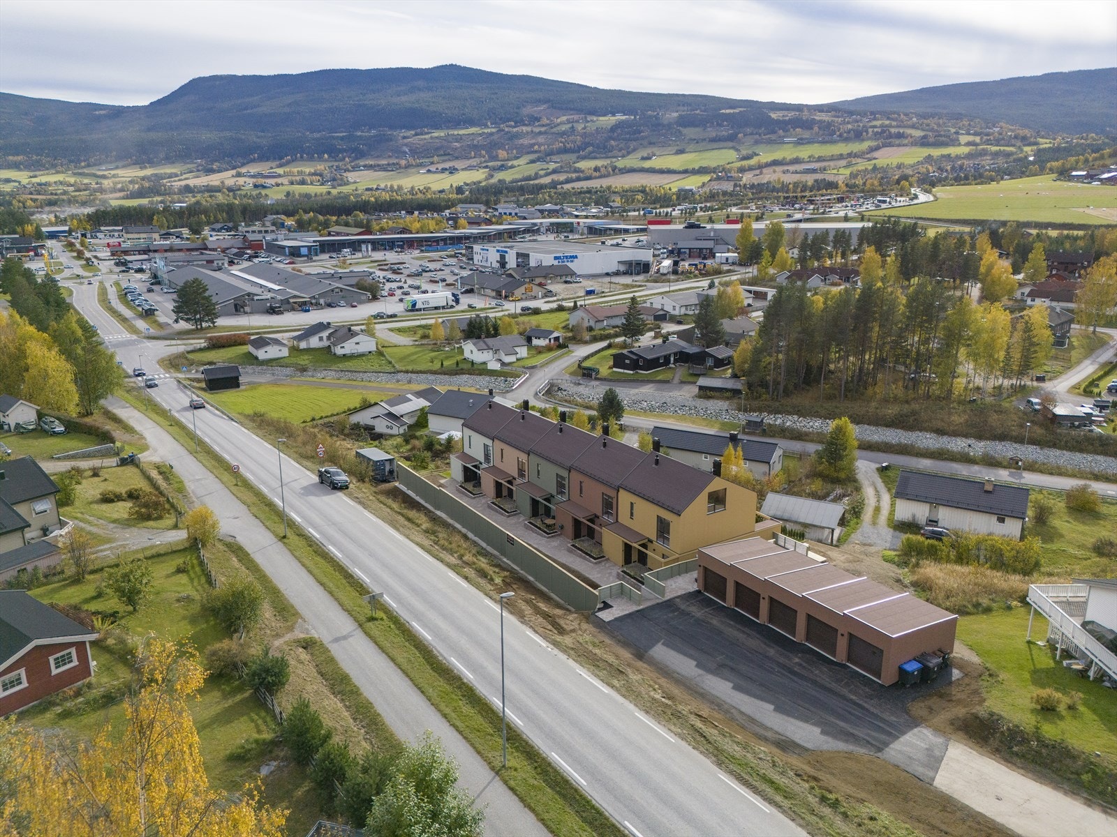 Kongslimoen har en attraktiv beliggenhet like ved det nye handelssentrumet på Vinstra. Gangavstand til barne - og videregående skole, barnehage og butikker mm. Like ved finner man Vinstra Park, som er en nyetablert aktivitetspark. Galleribilde
