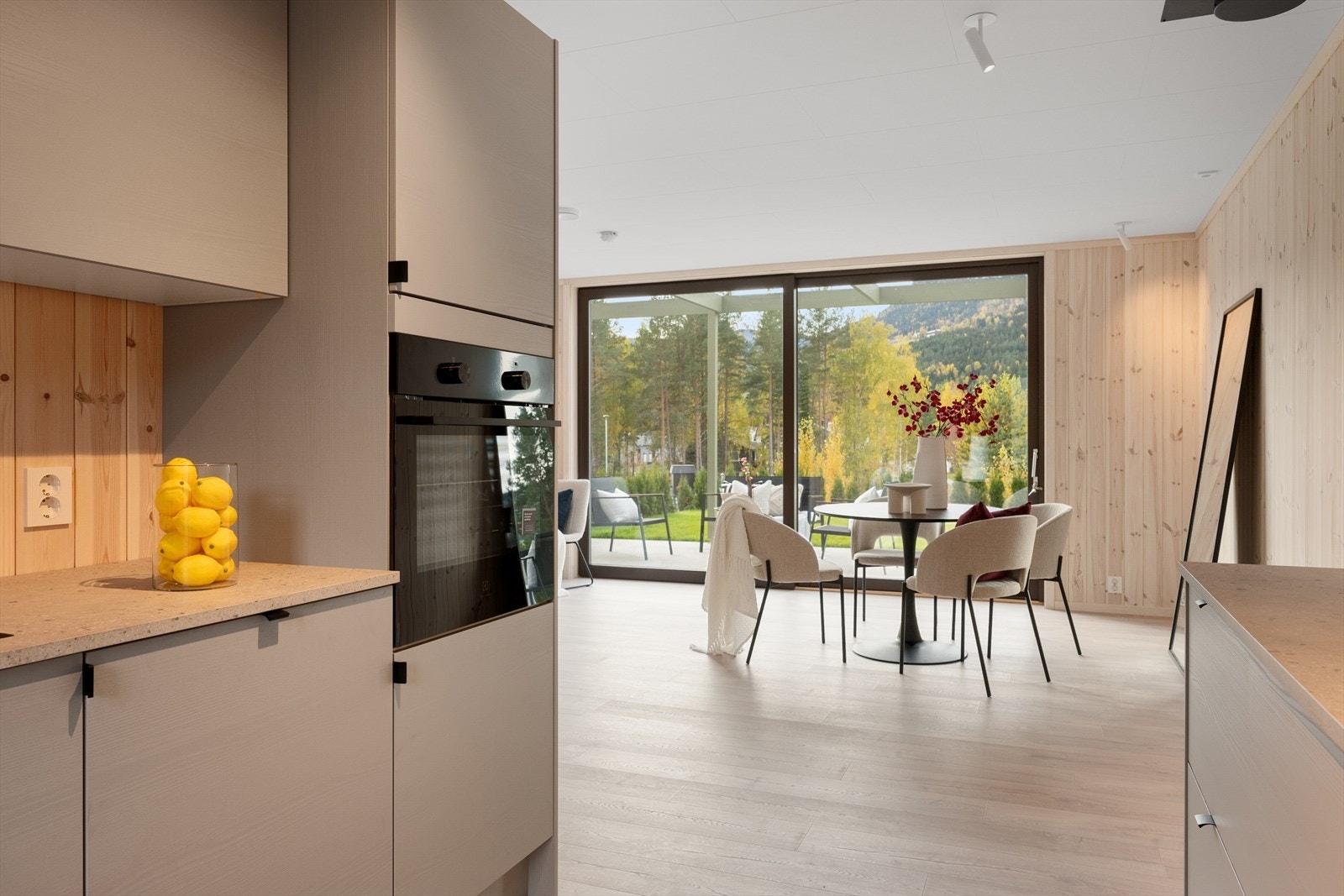 Det er lagt opp stålpipe mellom stue og kjøkken, slik at man enkelt kan sette inn en vedovn dersom ønskelig. Galleribilde