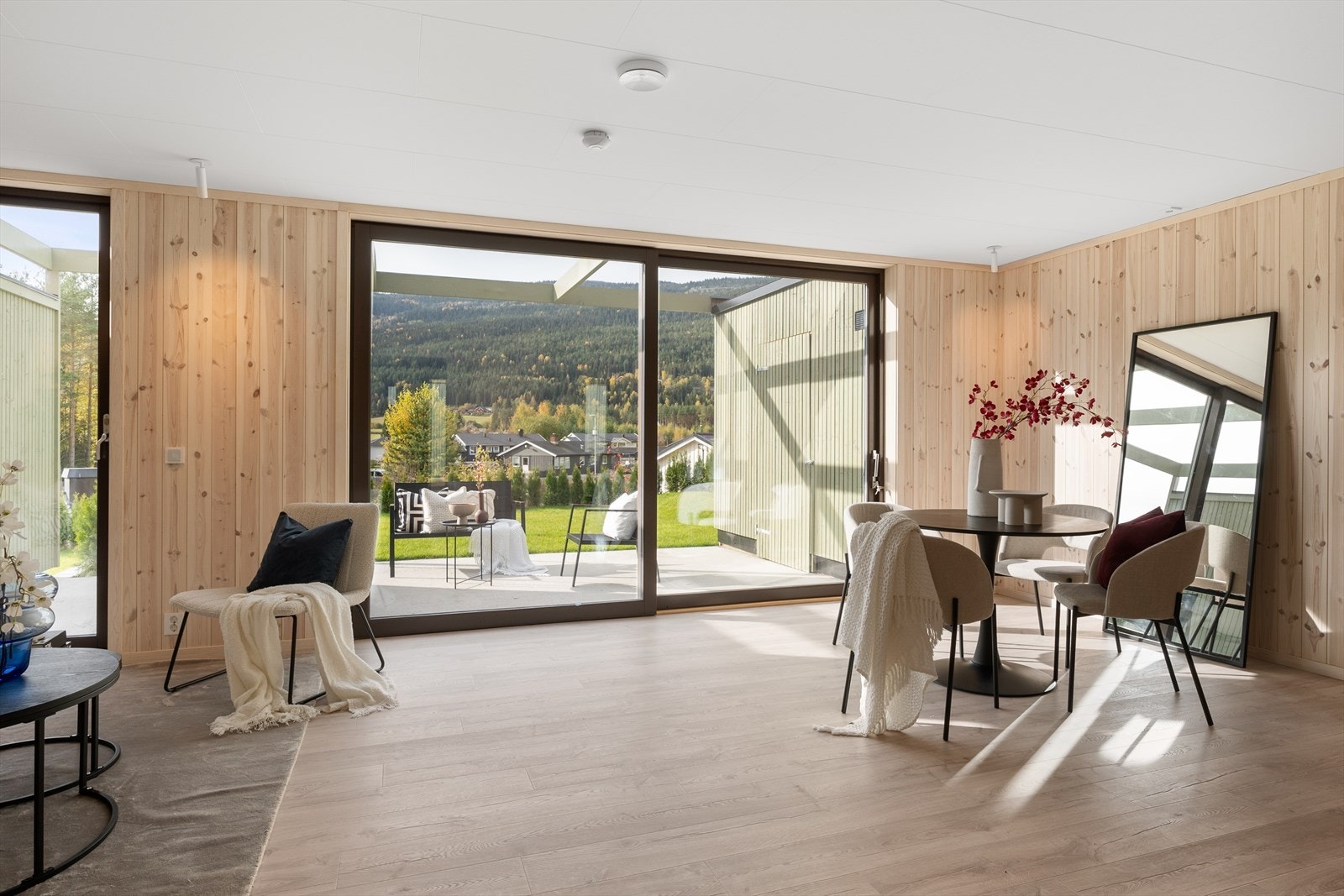 Lys og romslig stue med mulighet for å innrede med sittegrupper etter eget behov og ønske. Ved eventuell valg av soverom i første etasje kan en mindre stue kompenseres med en stue 2 i andre etasje. Galleribilde