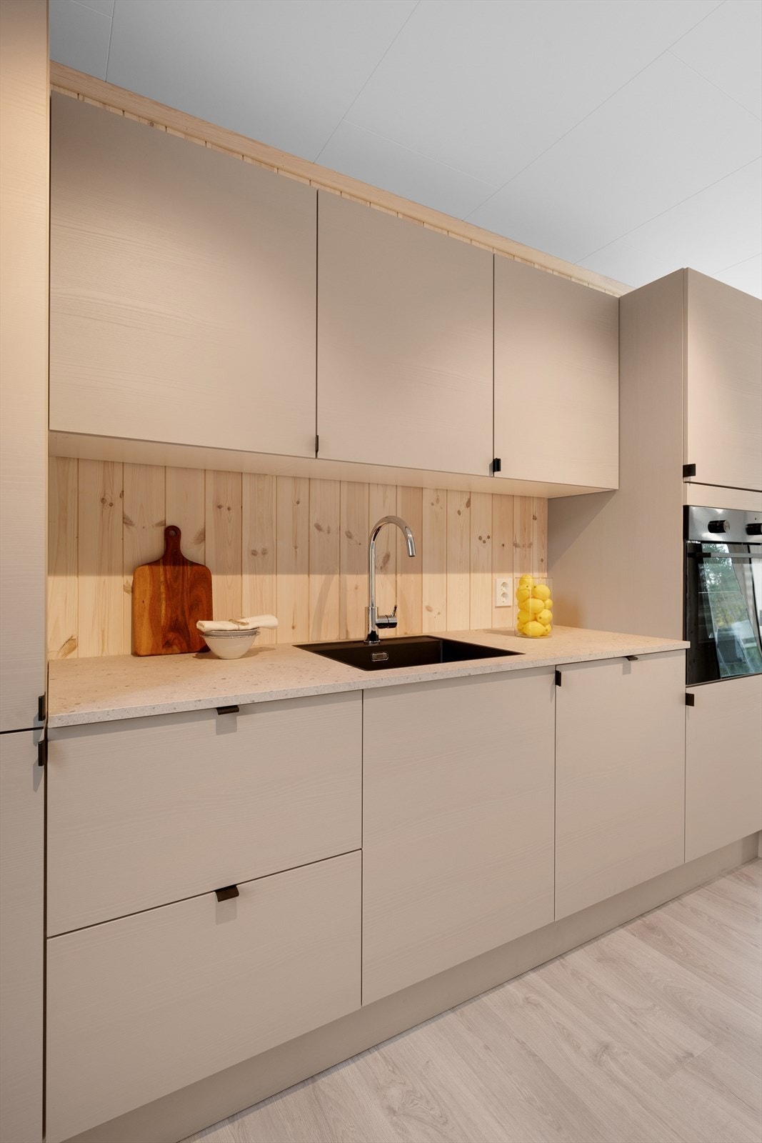 Innredningen har en god utforming som gir bra arbeidsflyt. Kombinasjon av skap og skuffer hvor det er godt med lagringsplass. Galleribilde