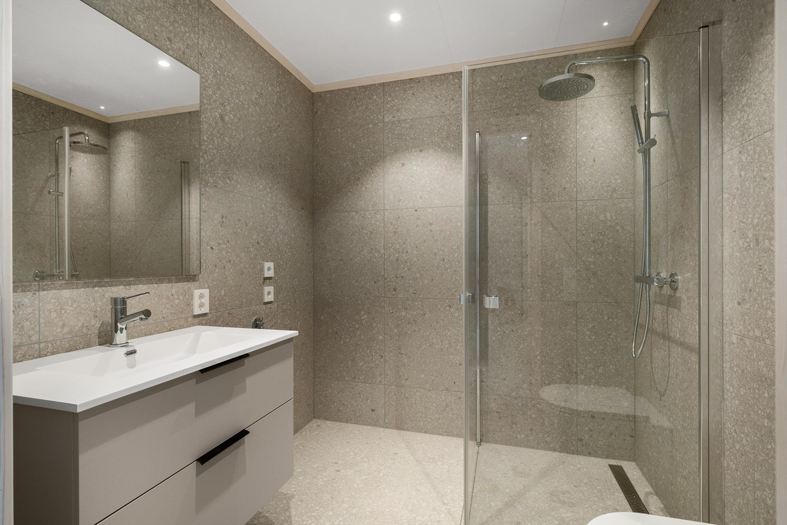 Det er to fullverdige bad i hver etasje med av høy kvalitet. Begge baderom er tilrettelagt for vaskemaskin og tørketrommel. Galleribilde