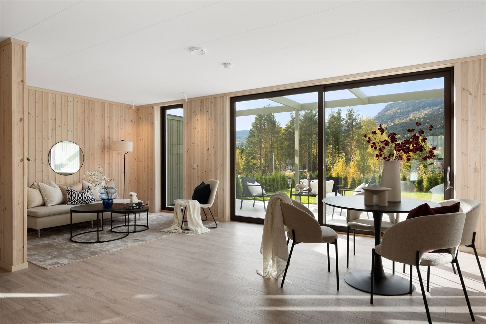 Velkommen til Kongslimoen - Rekkehus 3! Et særdeles romslig og delikat rekkehus av høy standard med materialvalg som gjør at boligen oppleves svært lun og trivelig. Boligen går over to plan og inneholder alt du måtte trenge i din drømmebolig. Galleribilde