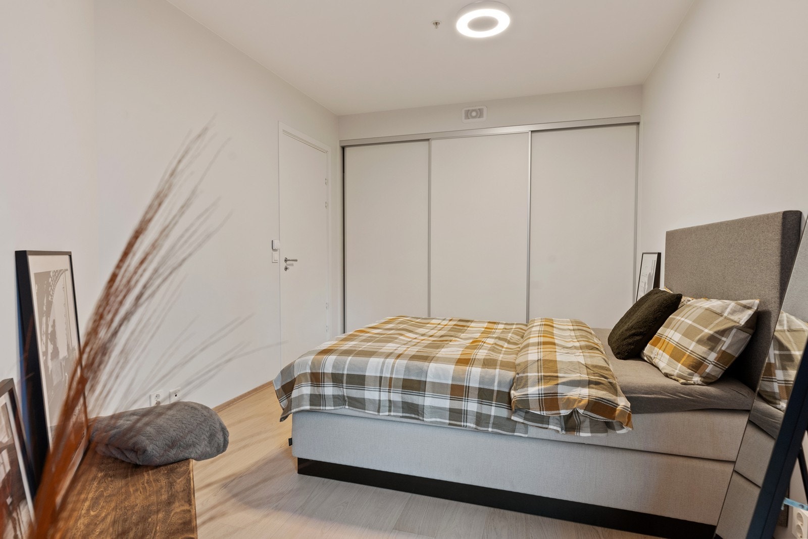 Rommet har en romslig skyvedørsgarderobe Galleribilde