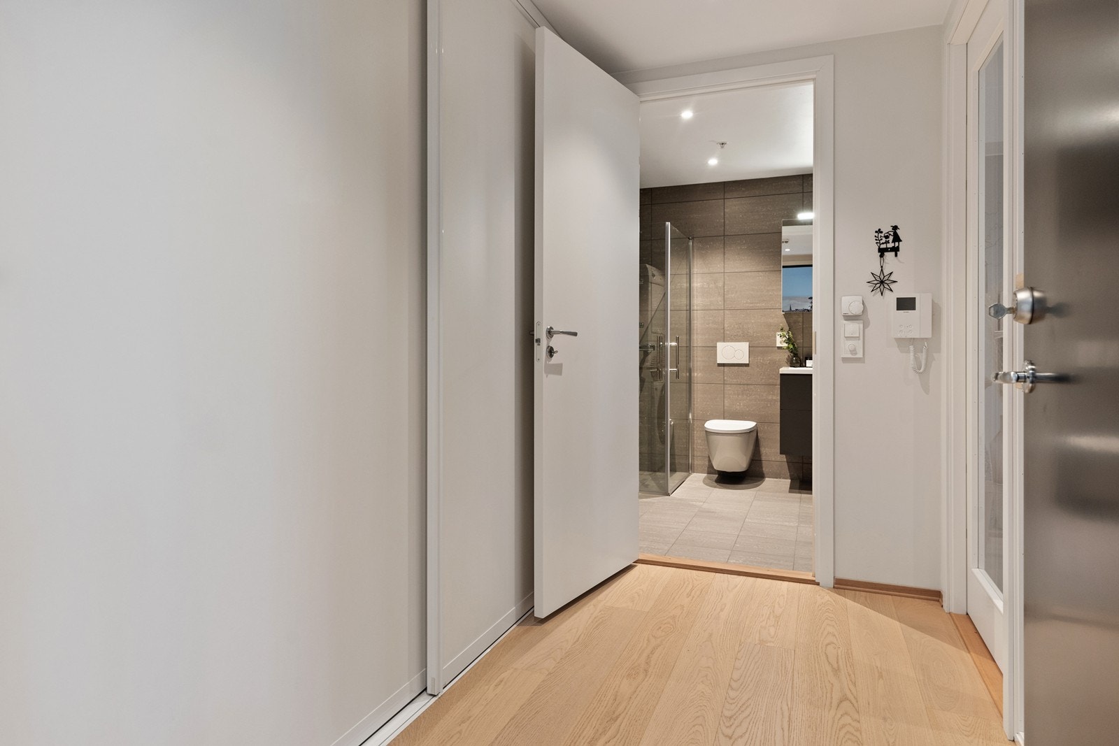 I Entré er det en romslig skyvedørsgarderobe Galleribilde