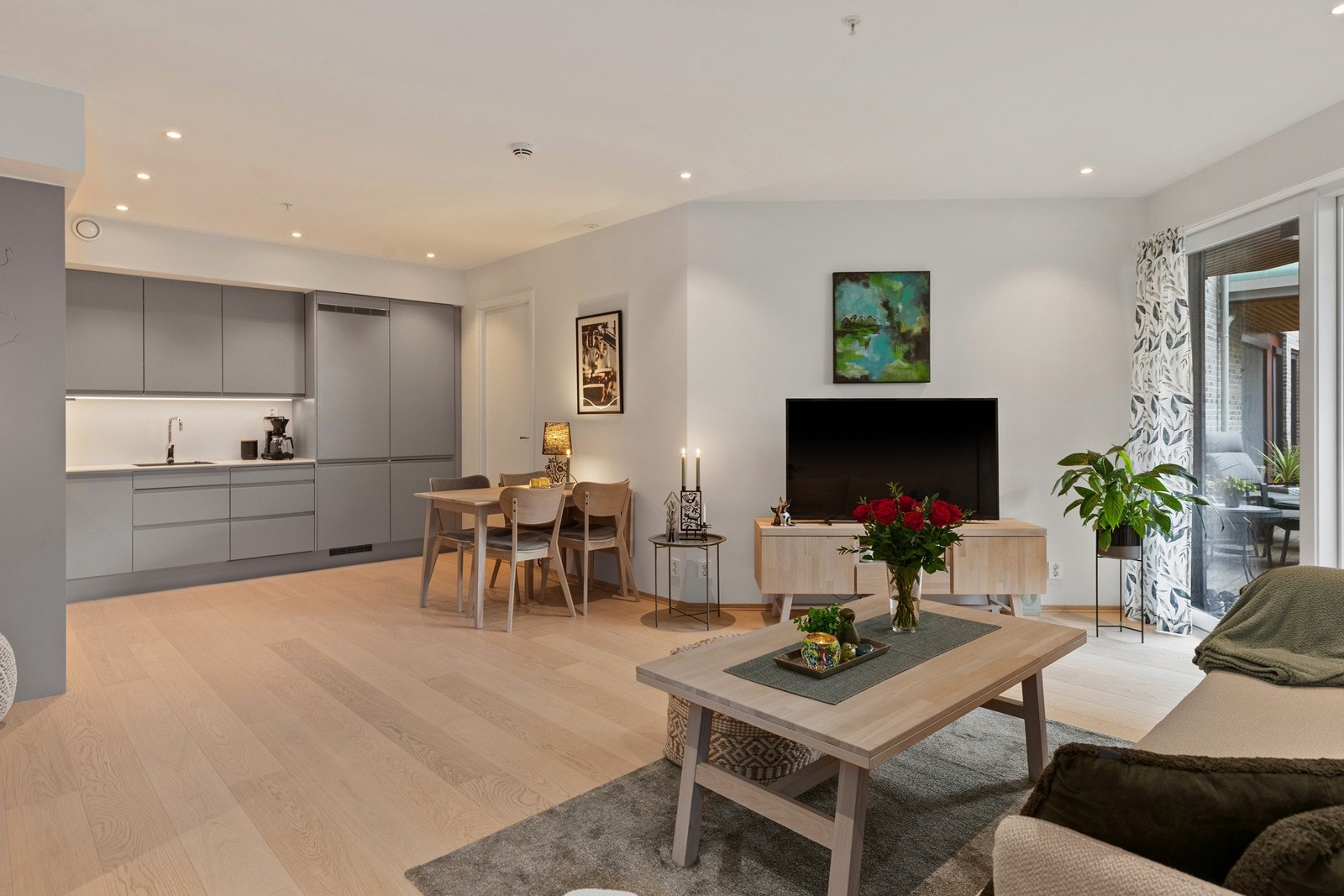 Det er installert balansert ventilasjonsanlegg med avtrekk fra kjøkken og våtrom, og tilførsel av friskluft til de øvrige rommene Galleribilde