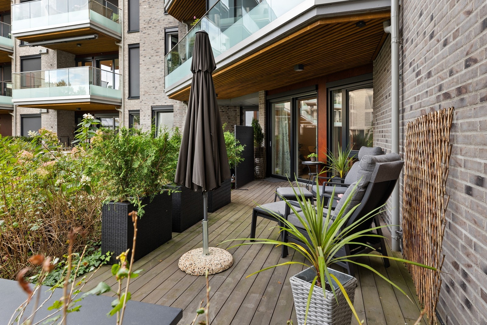 Terrassen vender mot atriumet i sameiet Galleribilde