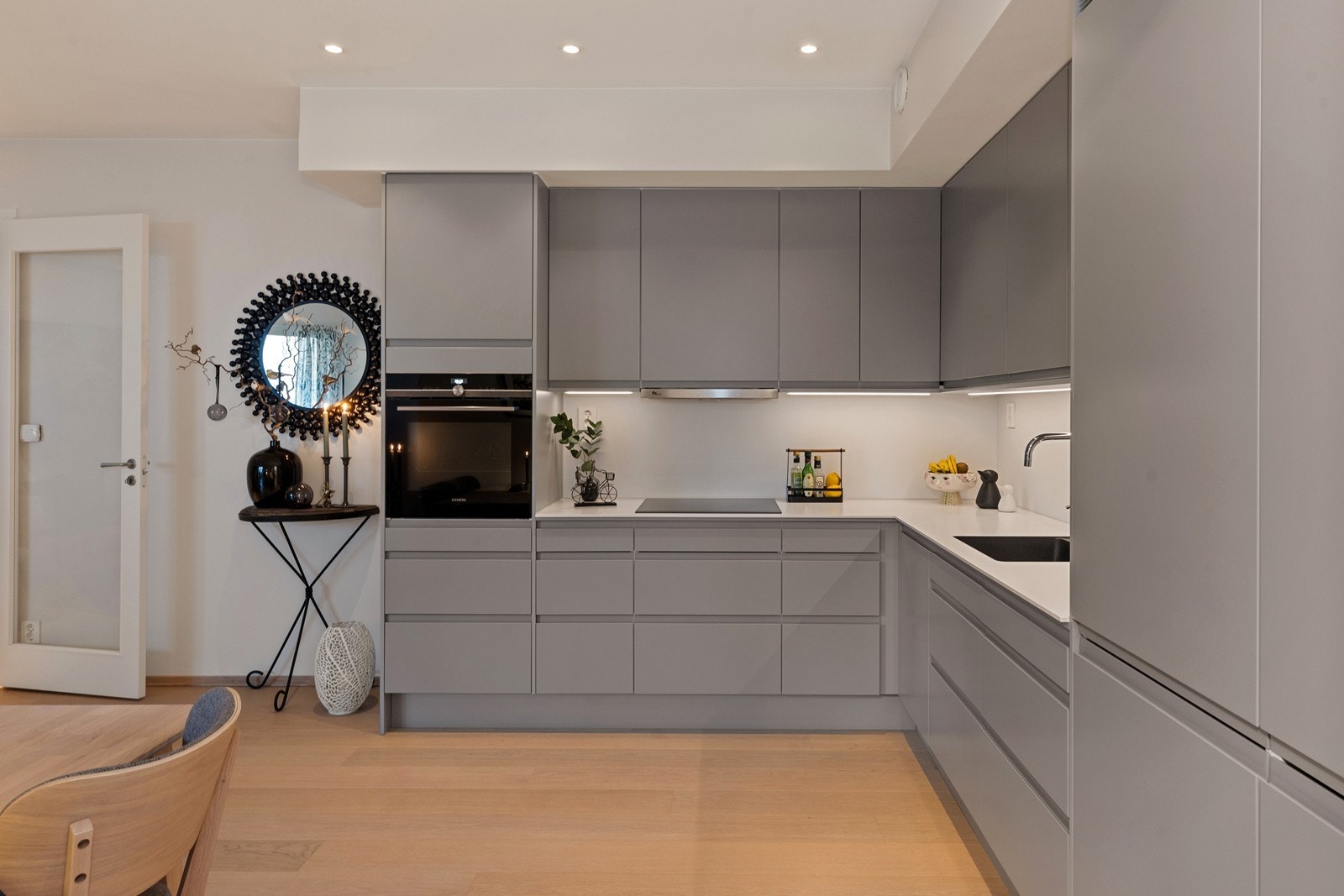 Innredningen har slette fronter og kompositt benkeplate med underlimt oppvaskkum Galleribilde