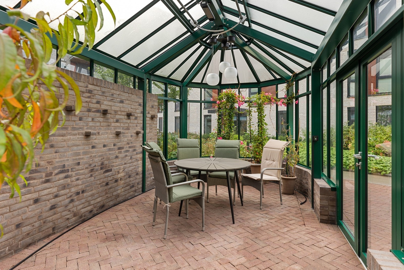 I atriumet er det også et stilfullt orangeri Galleribilde