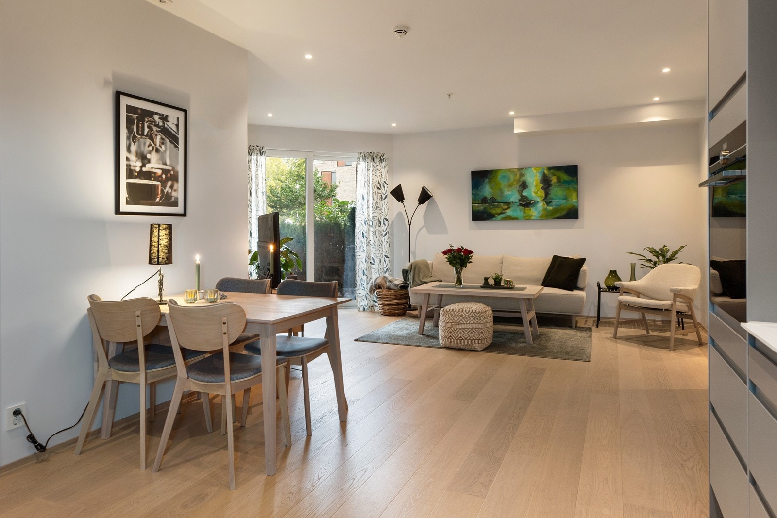 Til oppvarming er det vannbåren varme i gulvene, og det er felles oppvarming med fjernvarme Galleribilde