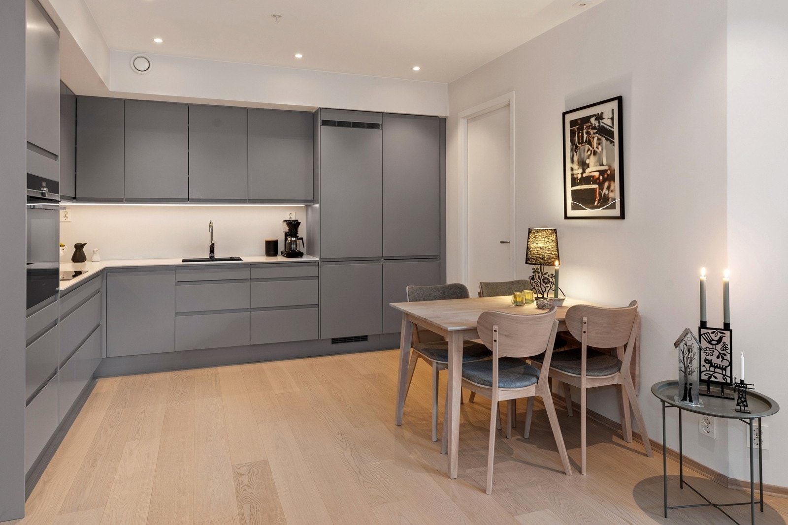 Det er integrert koketopp, stekeovn, oppvaskmaskin og kombinert kjøl- og fryseskap Galleribilde