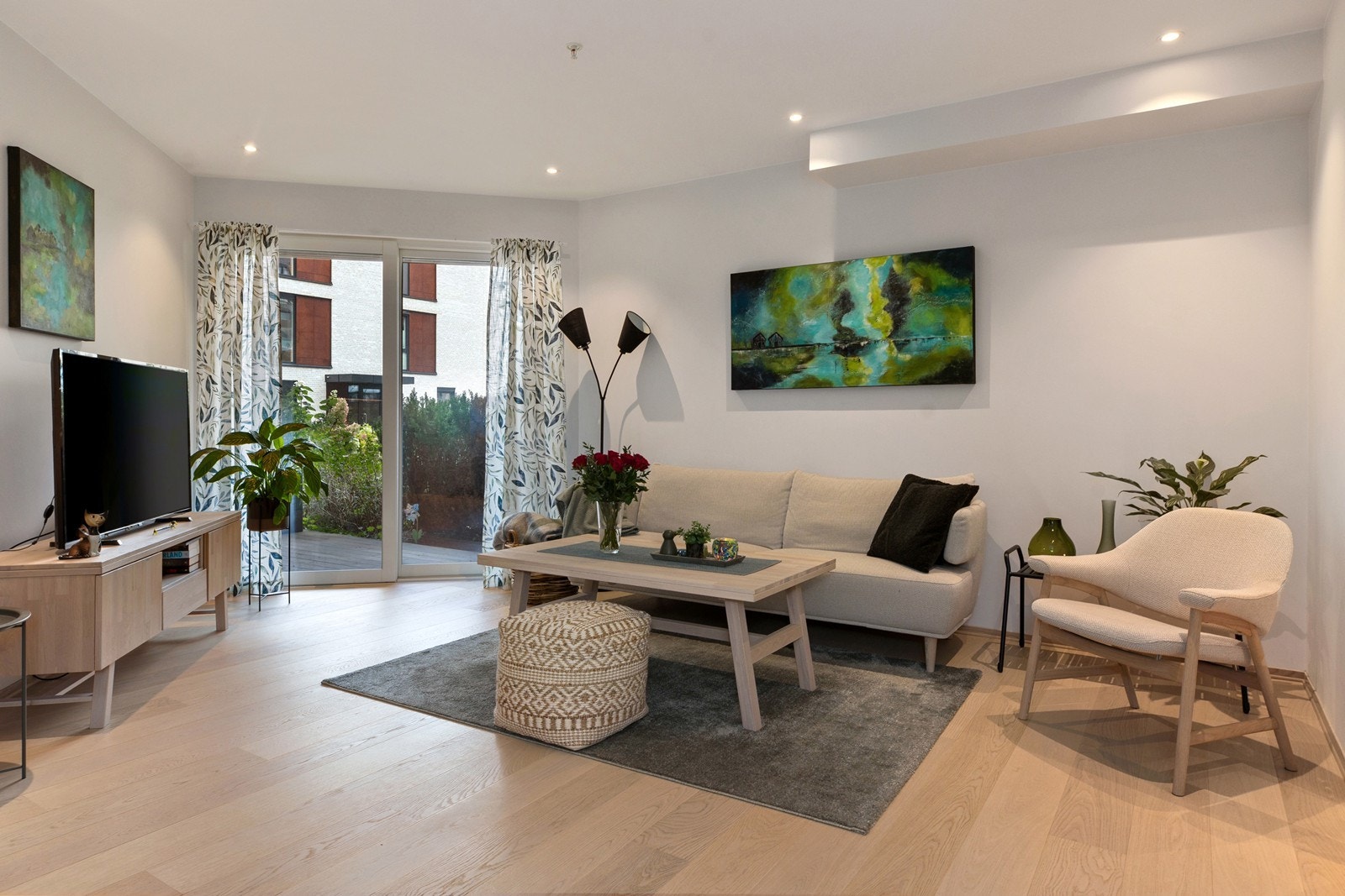 Fra stuen er det utgang til delvis overbygget terrasse Galleribilde