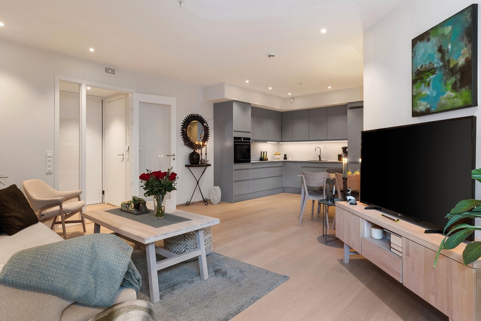 Stue og kjøkken er i åpen løsning Galleribilde