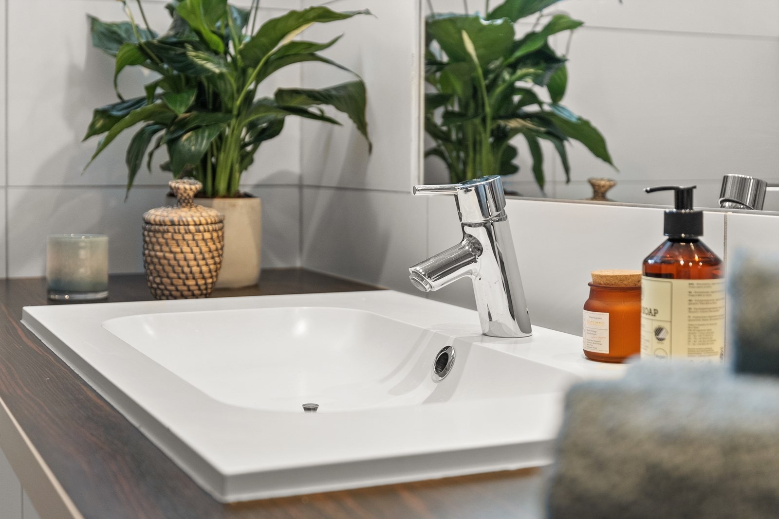 Nedfelt servant med ettgrepsarmatur. Galleribilde