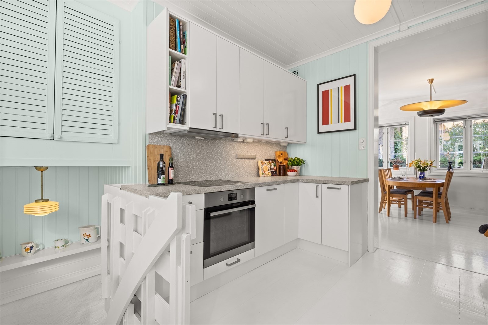 Kjøkkenet er fornyet med glatte folierte fronter i 2024. Galleribilde