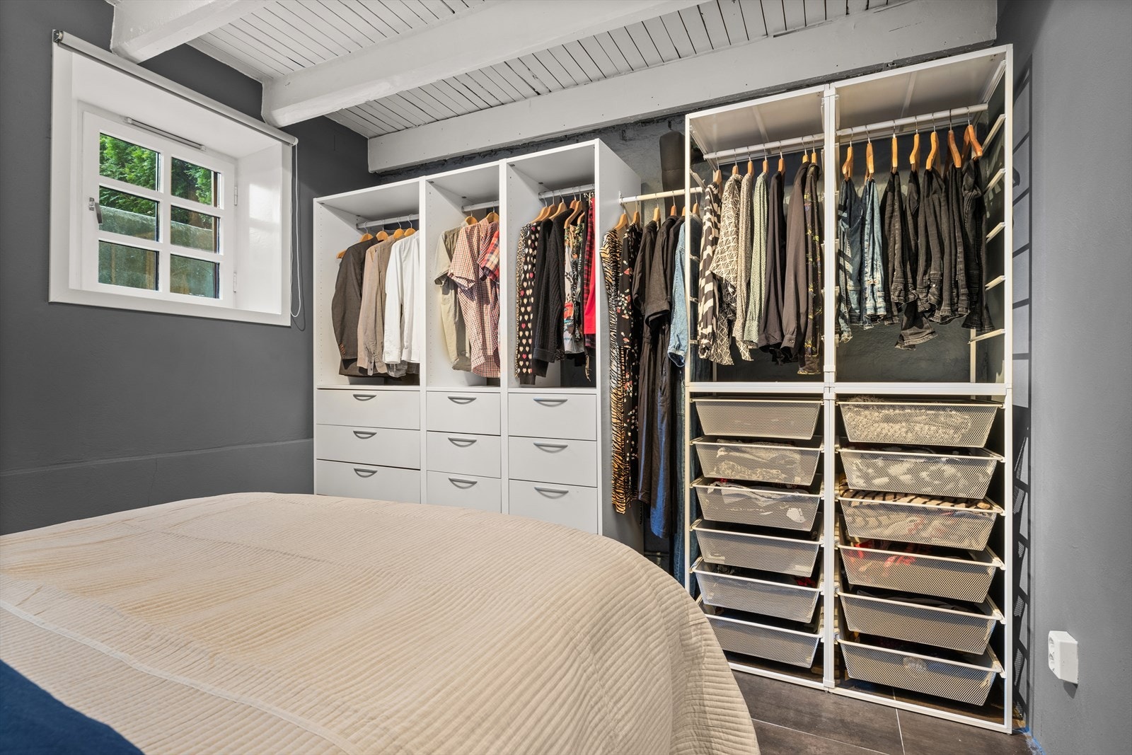 Åpen garderobeløsning - praktisk utstyrt med både hyller, heng og uttrekkbare skuffer. Galleribilde