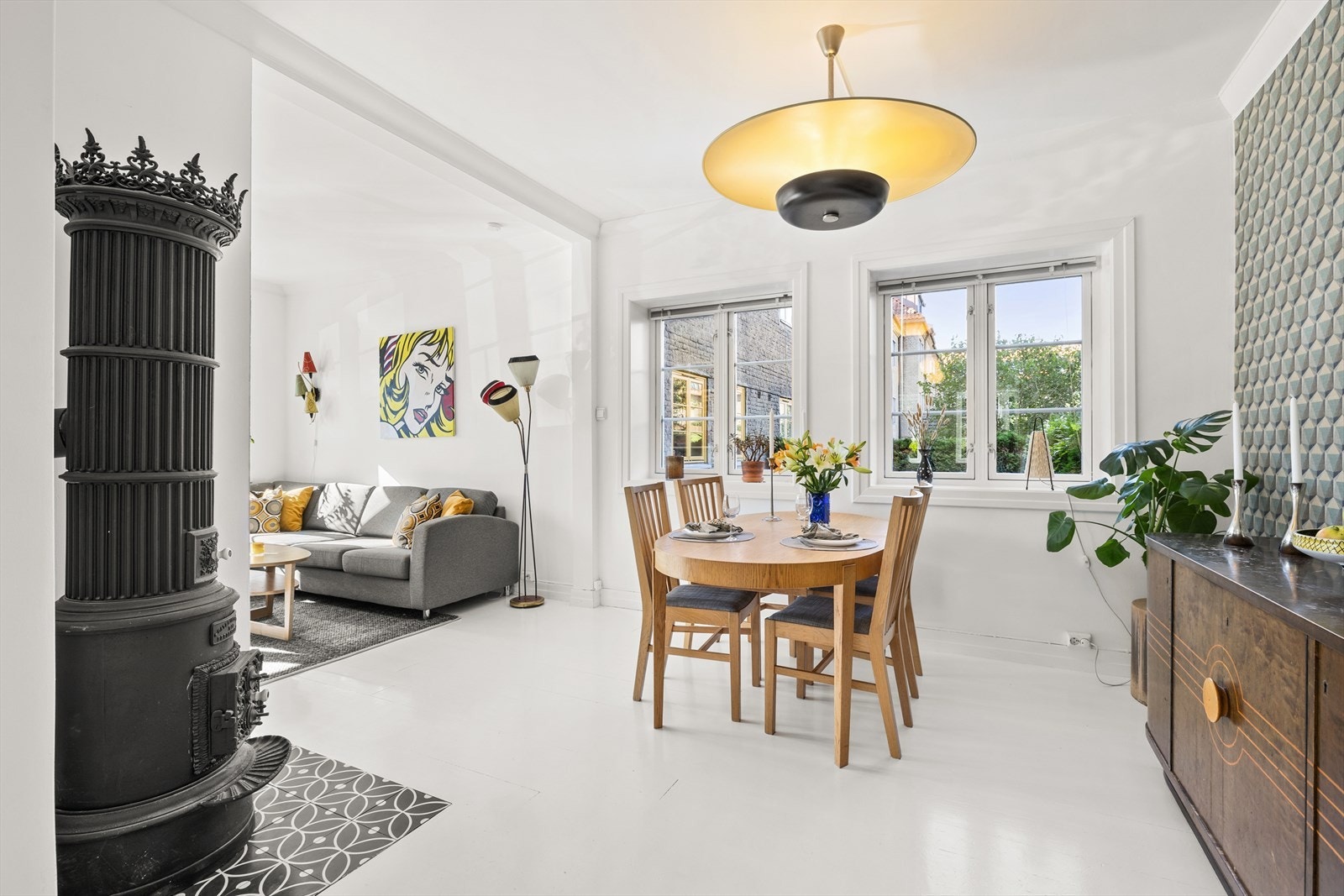 Store vinduer med utsyn til grøntarealer bidrar til gode innvendige lysforhold og luftig romfølelse. Galleribilde