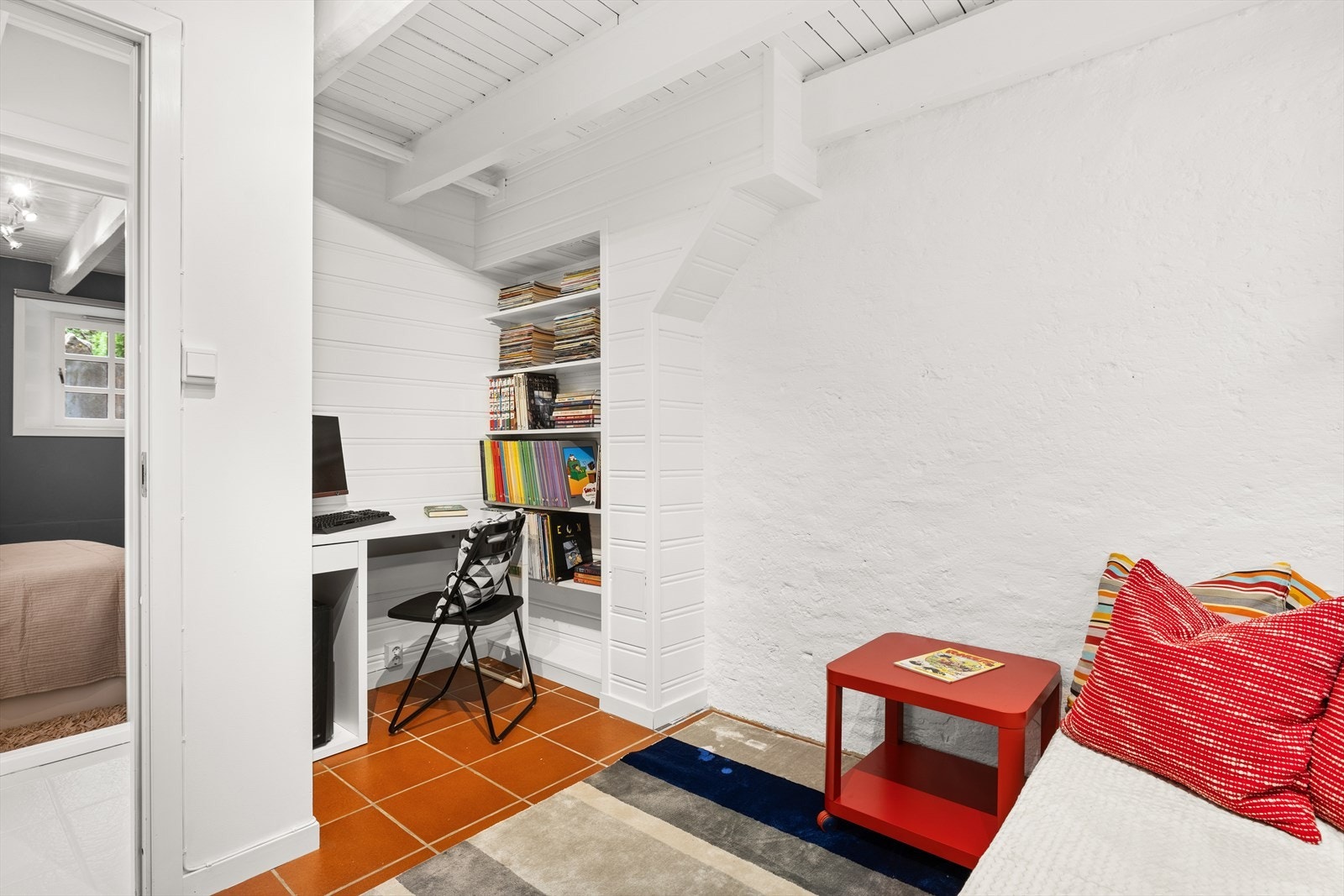 Rommet er i dag innredet med sofa og bord. Fin plass til kontorpult. Galleribilde