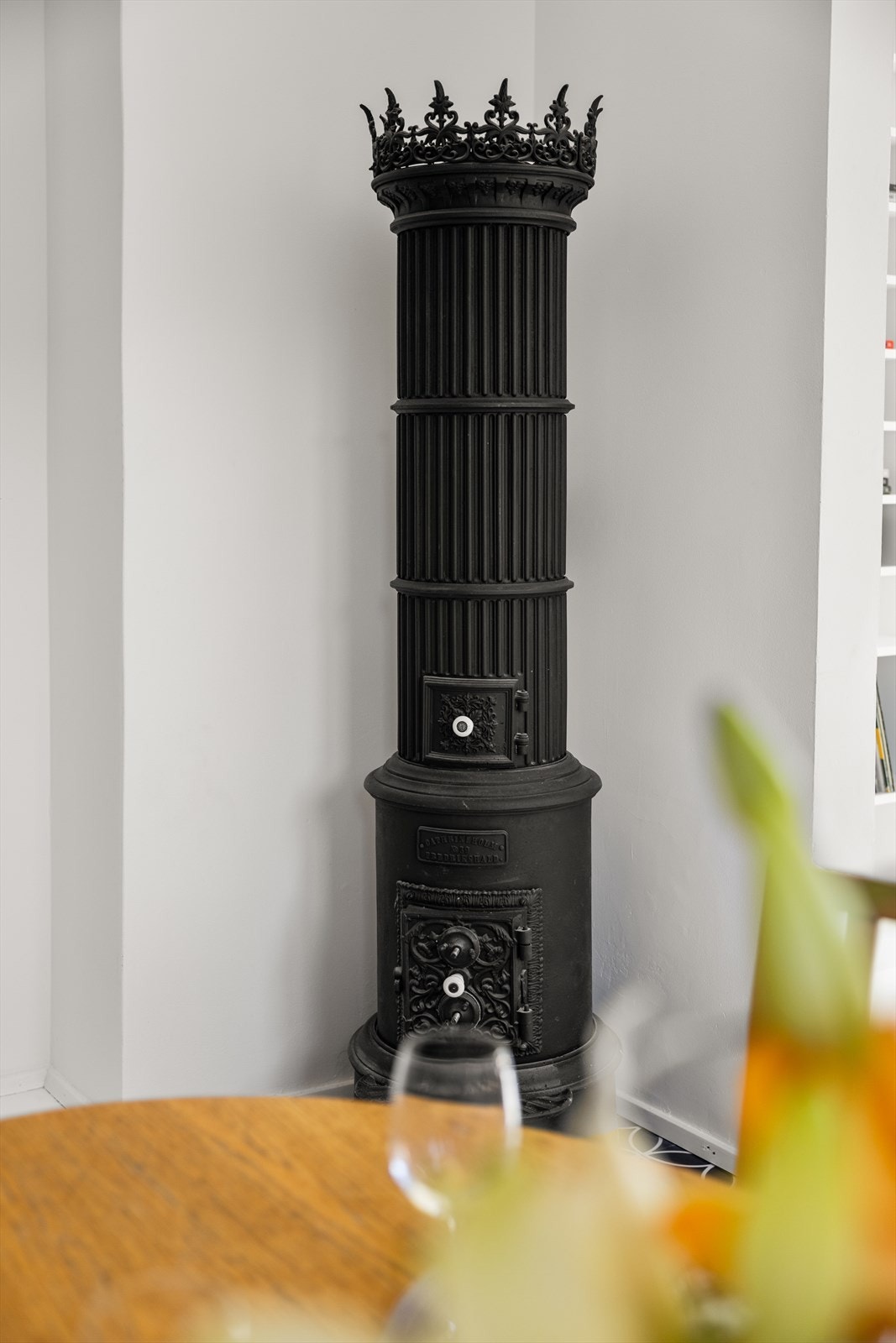 En hyggelig frittstående vedovn varmer ekstra godt på kaldere høst- og vinterdager. Peisen gjør seg også godt som et dekorativt element. Galleribilde