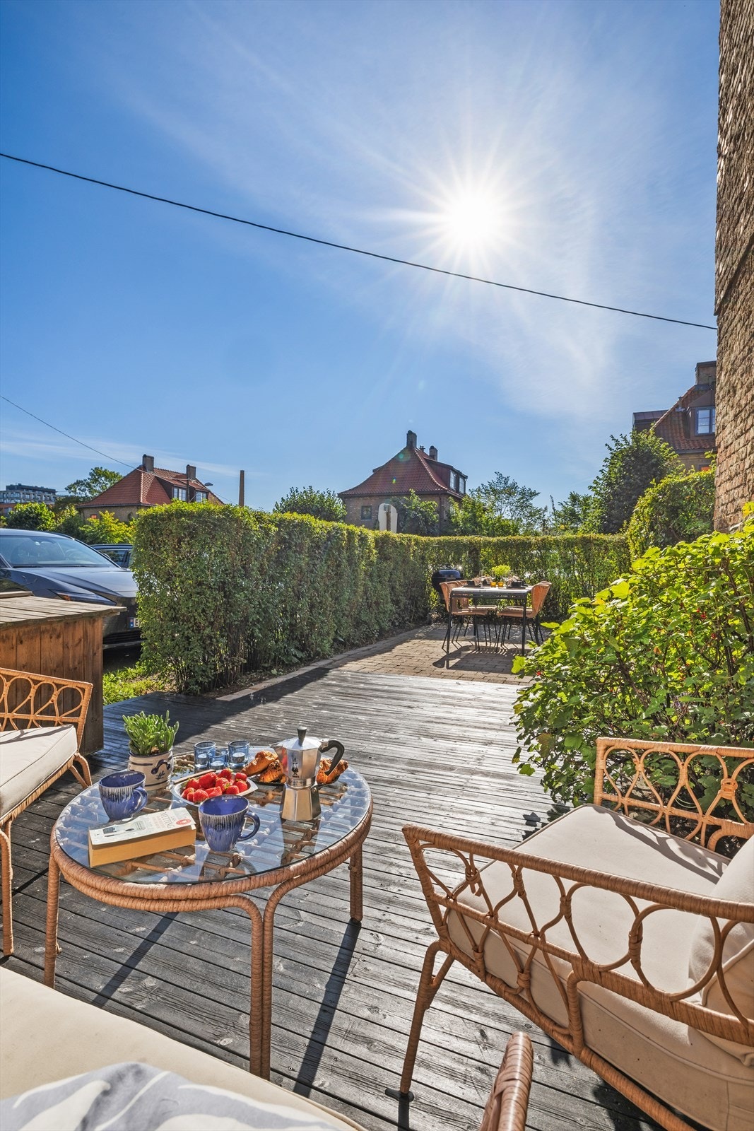 Uteplassen kan brukes store deler av året hvor både store og små kan hygge seg. Galleribilde