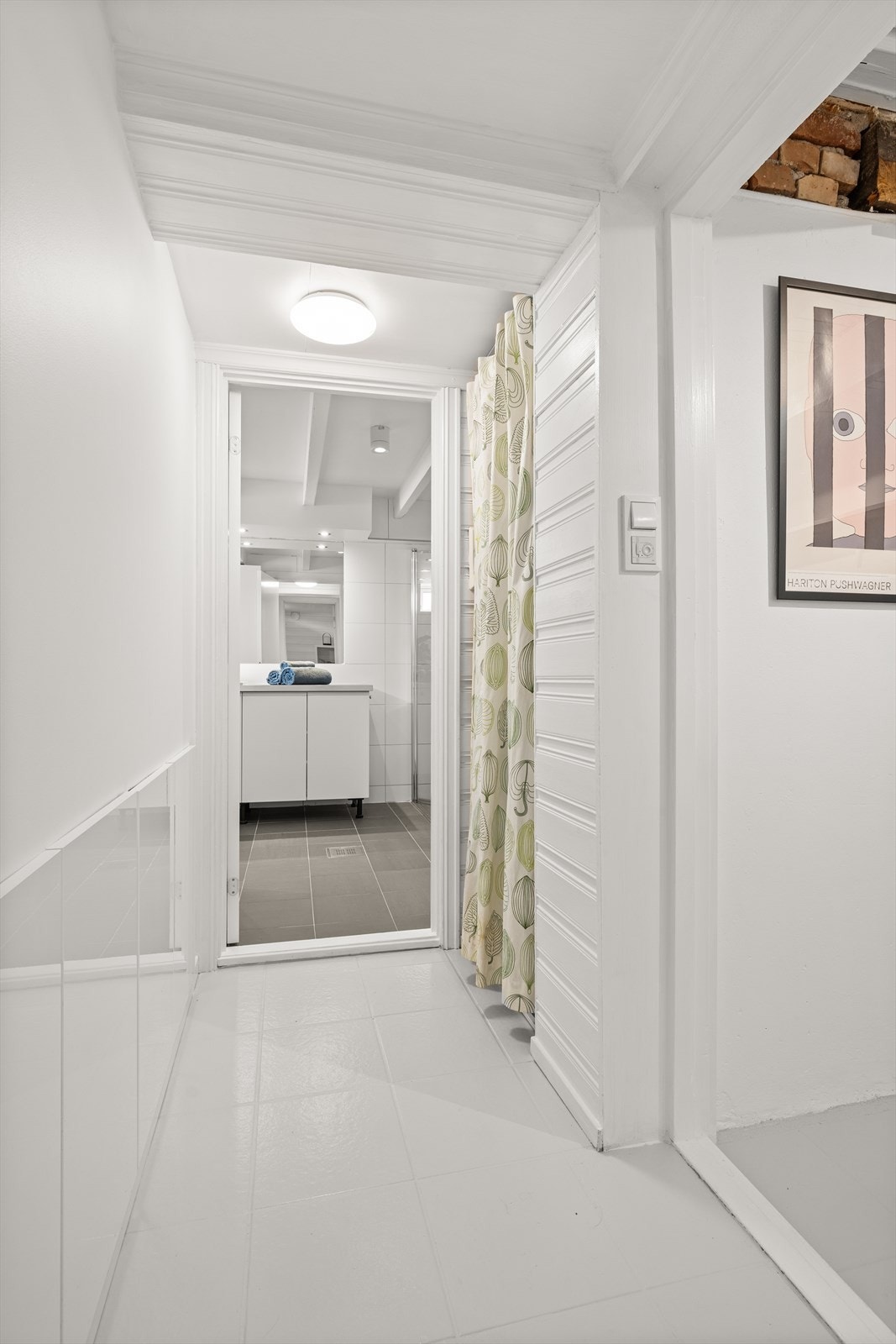 Gjennomgående gulvvarme sørger for behagelig temperatur i kjelleretasjen året rundt. Galleribilde