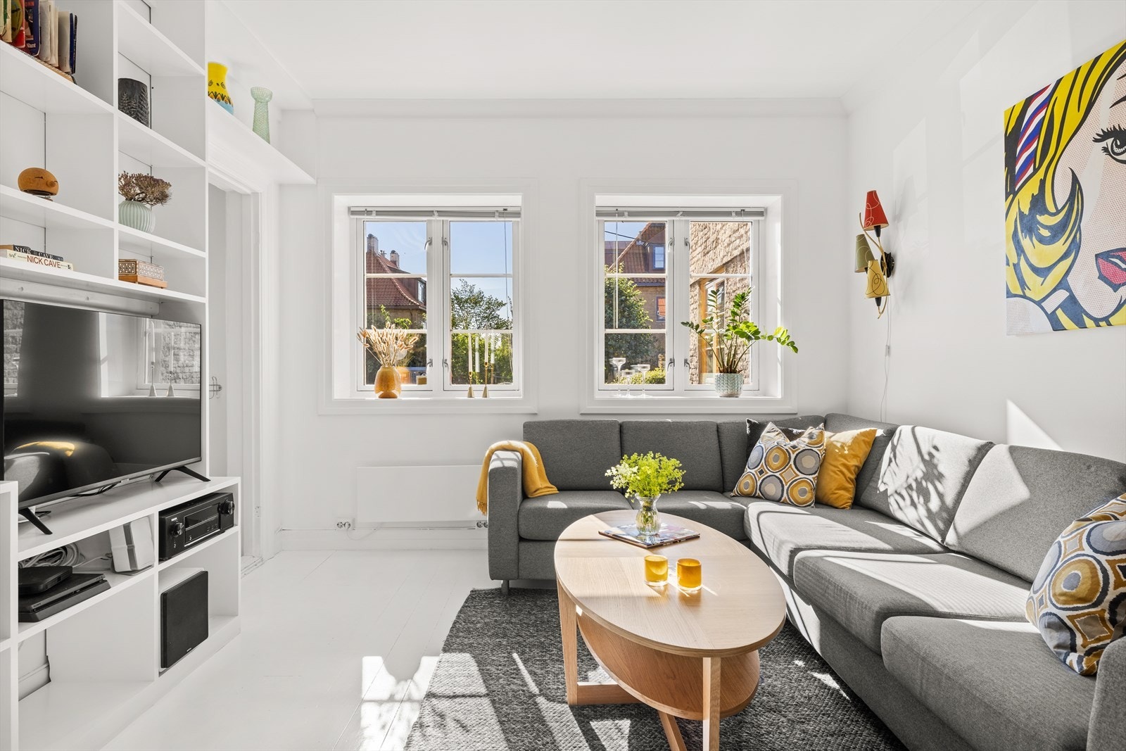 Store vindusflater gjør stuen lys og luftig. Galleribilde