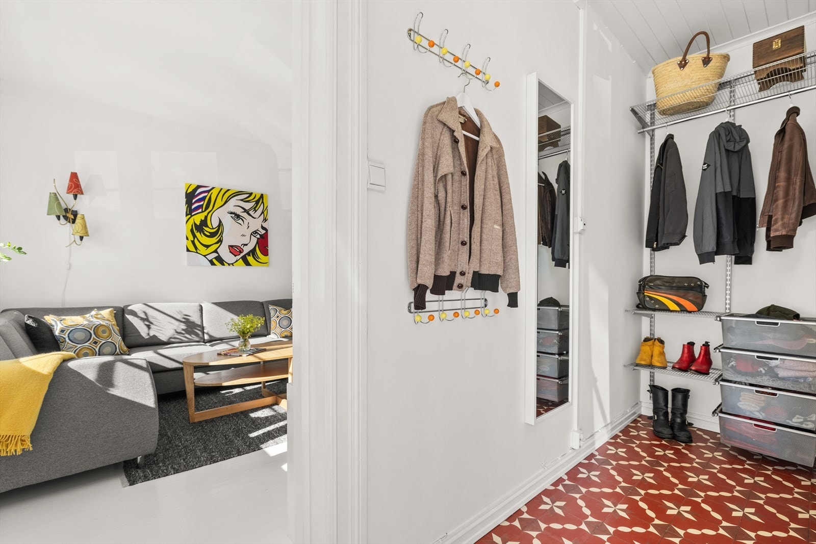 Pen entré med plass til å henge fra seg yttertøy. Galleribilde