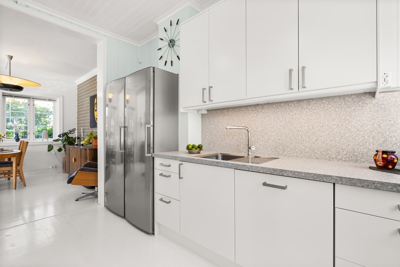 Kjøkkenet har også opplegg for platetopp, oppvaskmaskin, stekeovn, og frittstående kjøleskap. Galleribilde