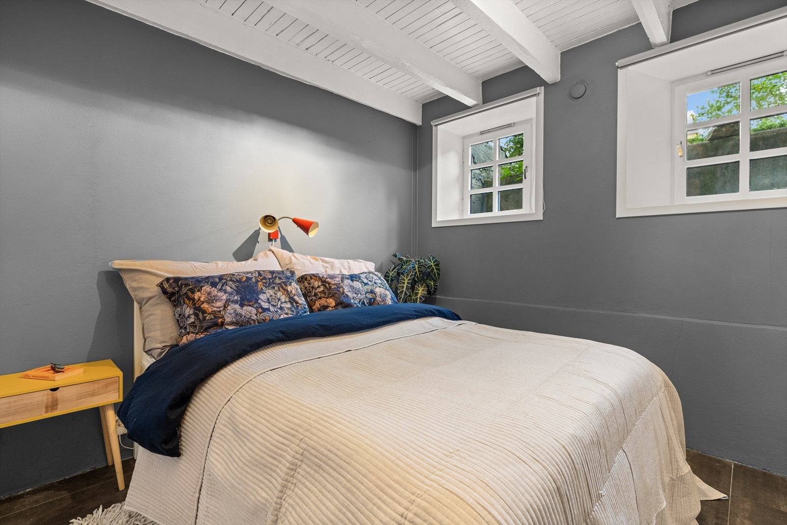 Veggene er malt i en behagelig gråtone, som egner godt inne på soveværelse. Galleribilde