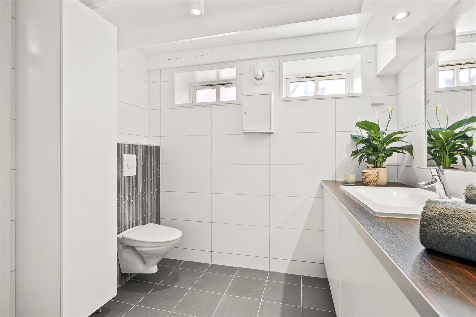 Baderomsinnredning bestående av vegghengt toalett samt servantskap med god plass til håndklær og alle dine baderomsartikler. Galleribilde