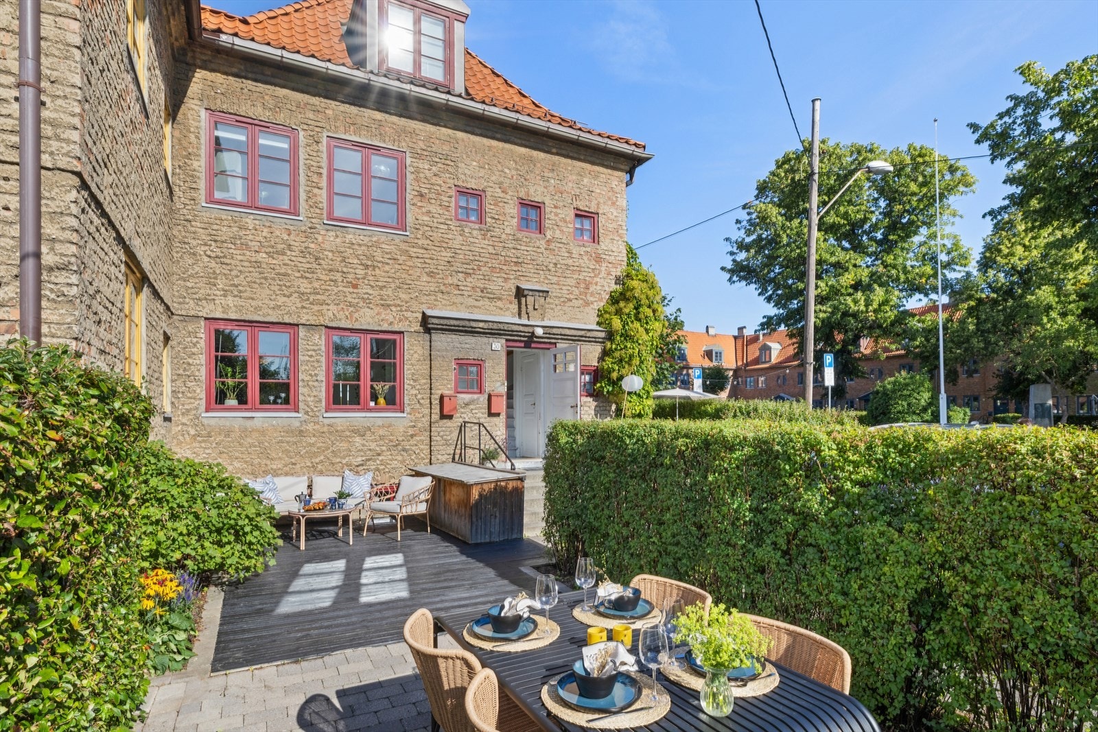 Hageområdet er frodig og innbydende, hvor du kan nyte den avslappende atmosfæren! Galleribilde