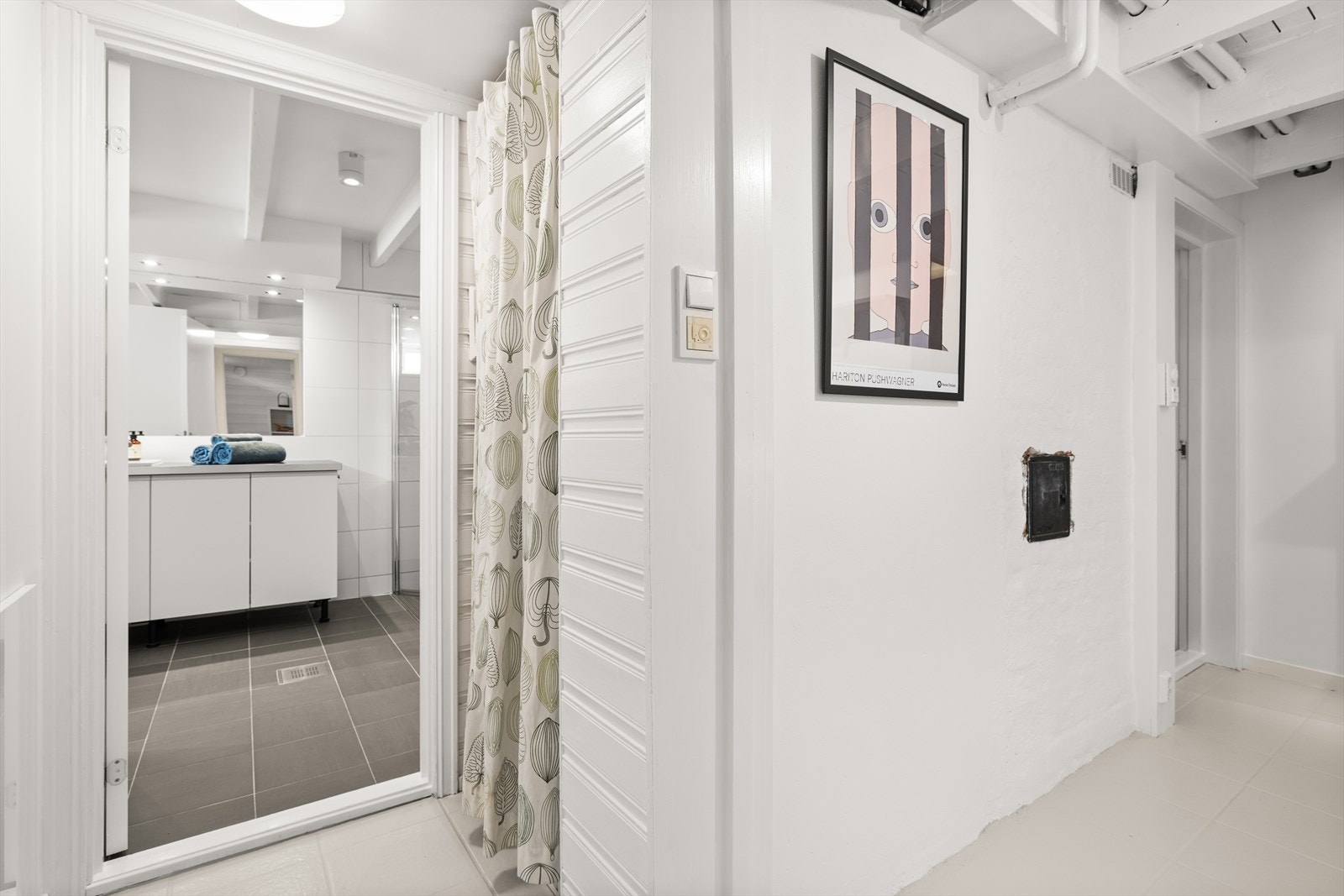 Etasjen inneholder trapperom, bad og tre innredet rom. Ikke godkjent til varig opphold. Galleribilde