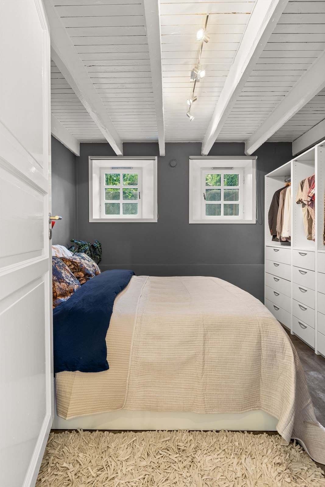 Kjellerrom 1 har en lun atmosfære og er i dag innredet med seng og garderobe. Ikke godkjent for varig opphold. Galleribilde